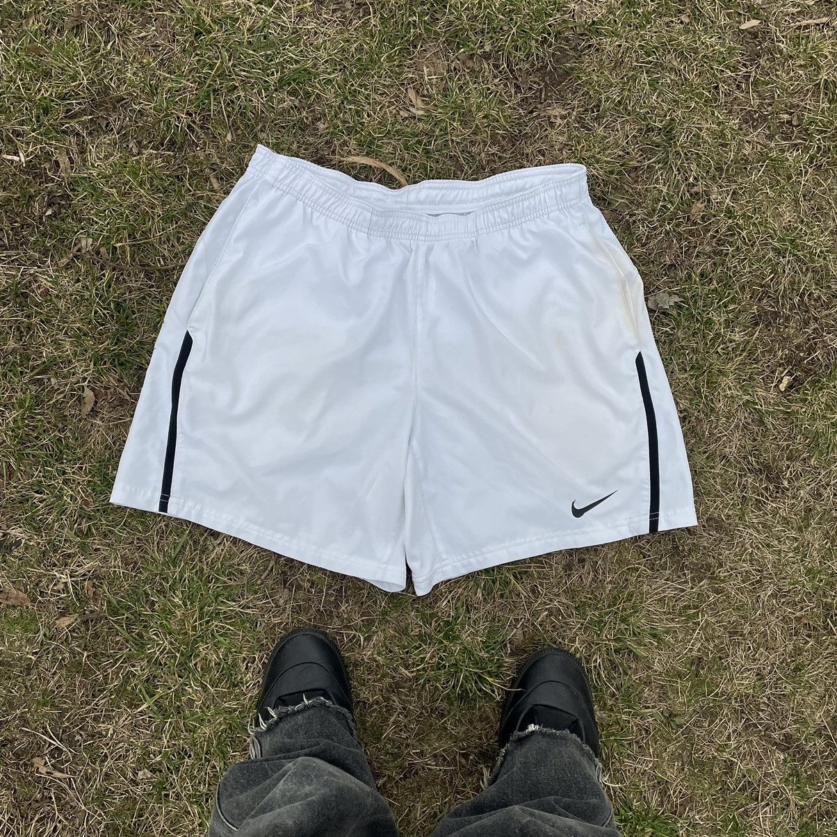 Vintage Vintage Nike Swoosh Shorts Y2K Skate Streetwear White 34 Size US 34 / EU 50 - 1 Thumbnail