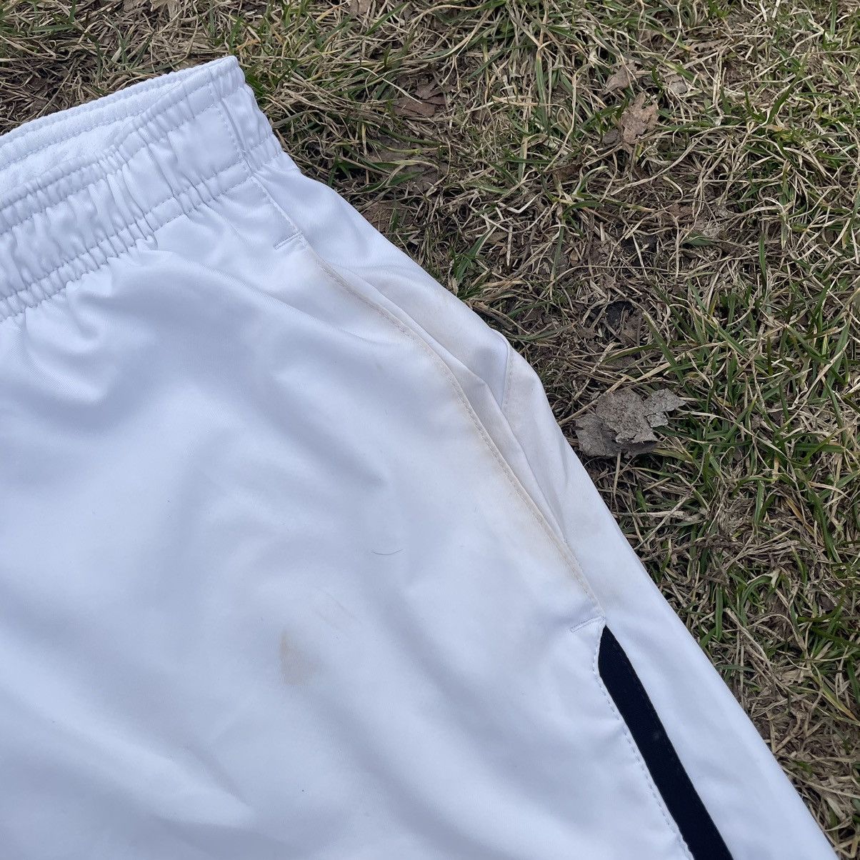 Vintage Vintage Nike Swoosh Shorts Y2K Skate Streetwear White 34 Size US 34 / EU 50 - 5 Thumbnail