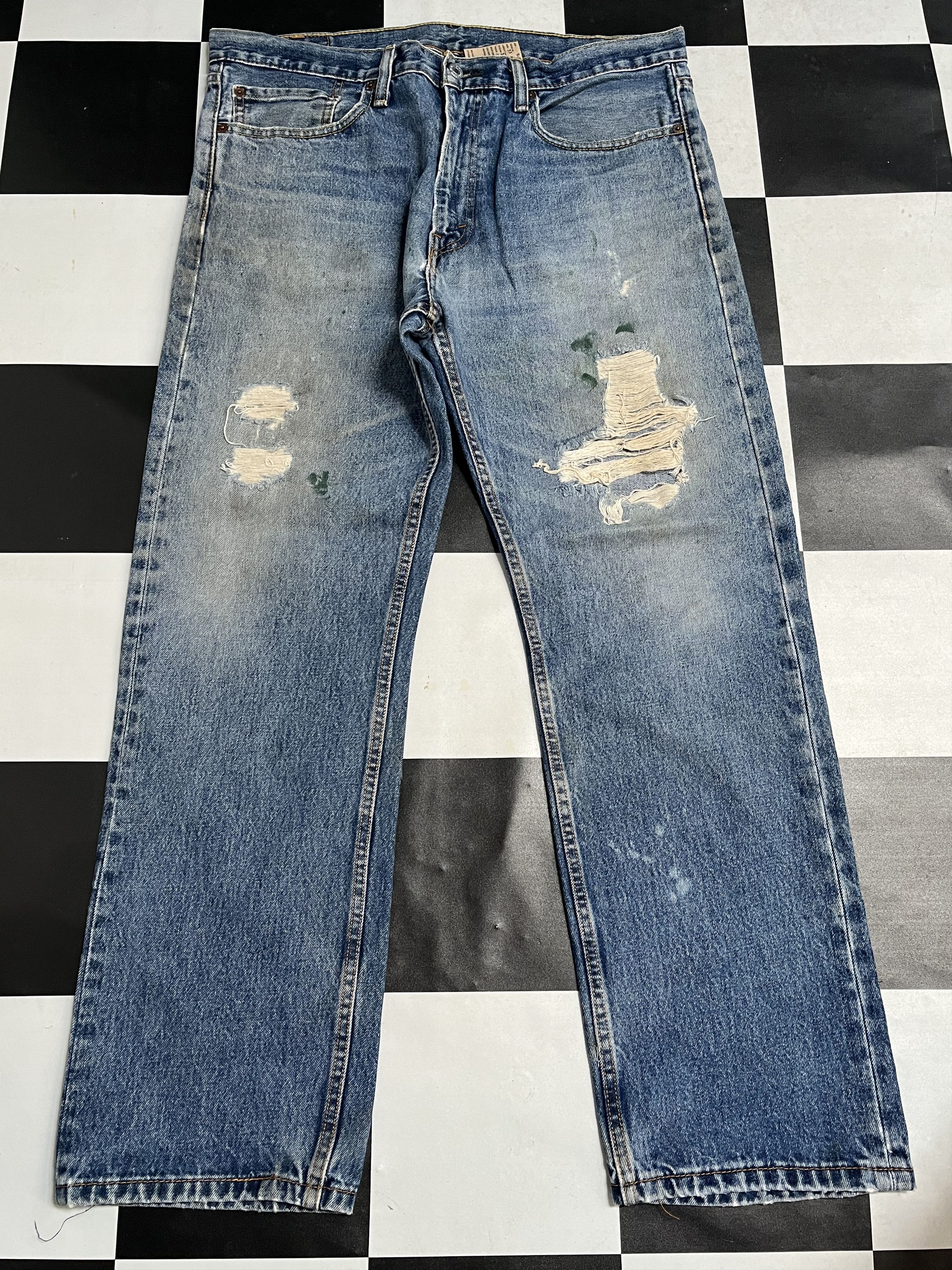 Vintage Levis 505 Distressed Jeans L273