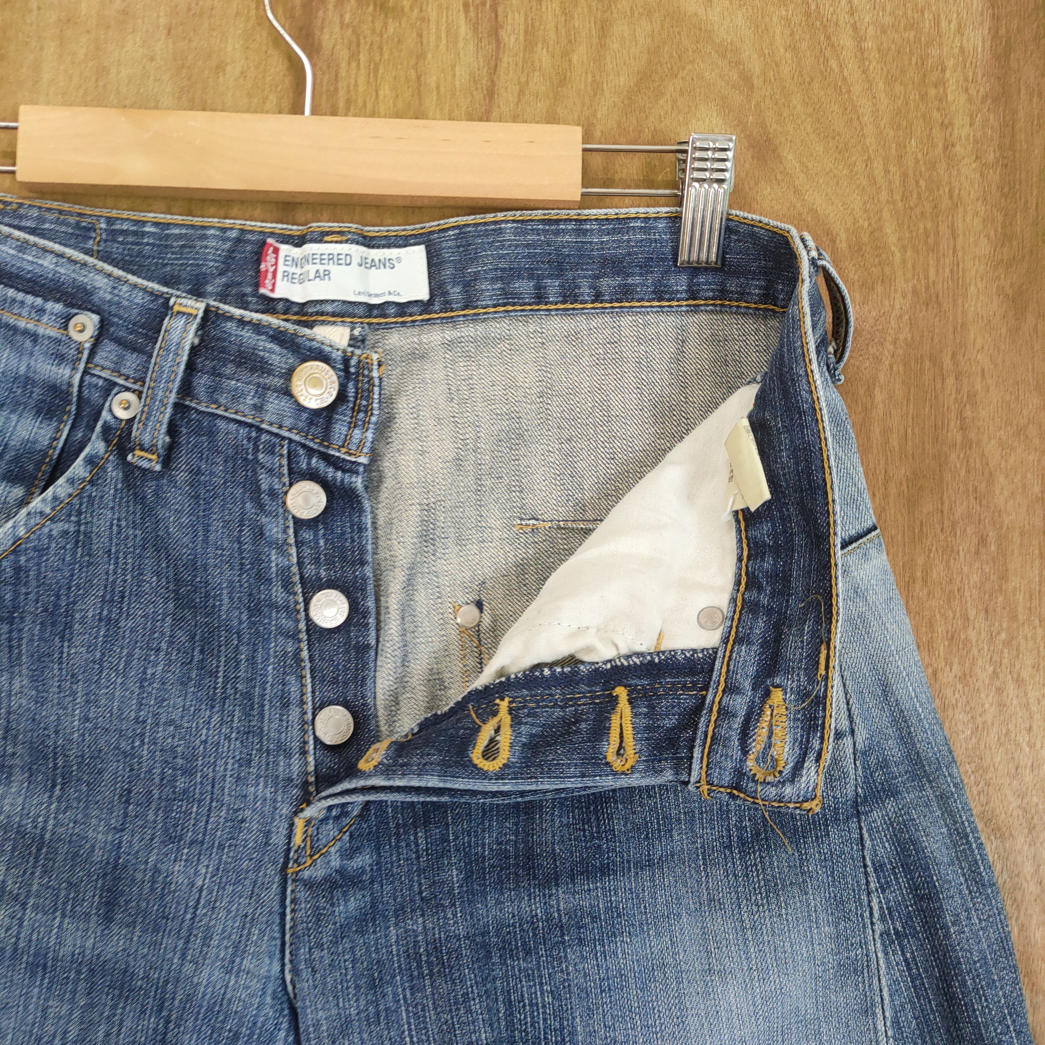 Levi's Vintage Clothing VINTAGE 2001 LEVI'S ENGENDERED TWIST LEG RIPPED KNEE DENIM Size US 30 / EU 46 - 14 Thumbnail