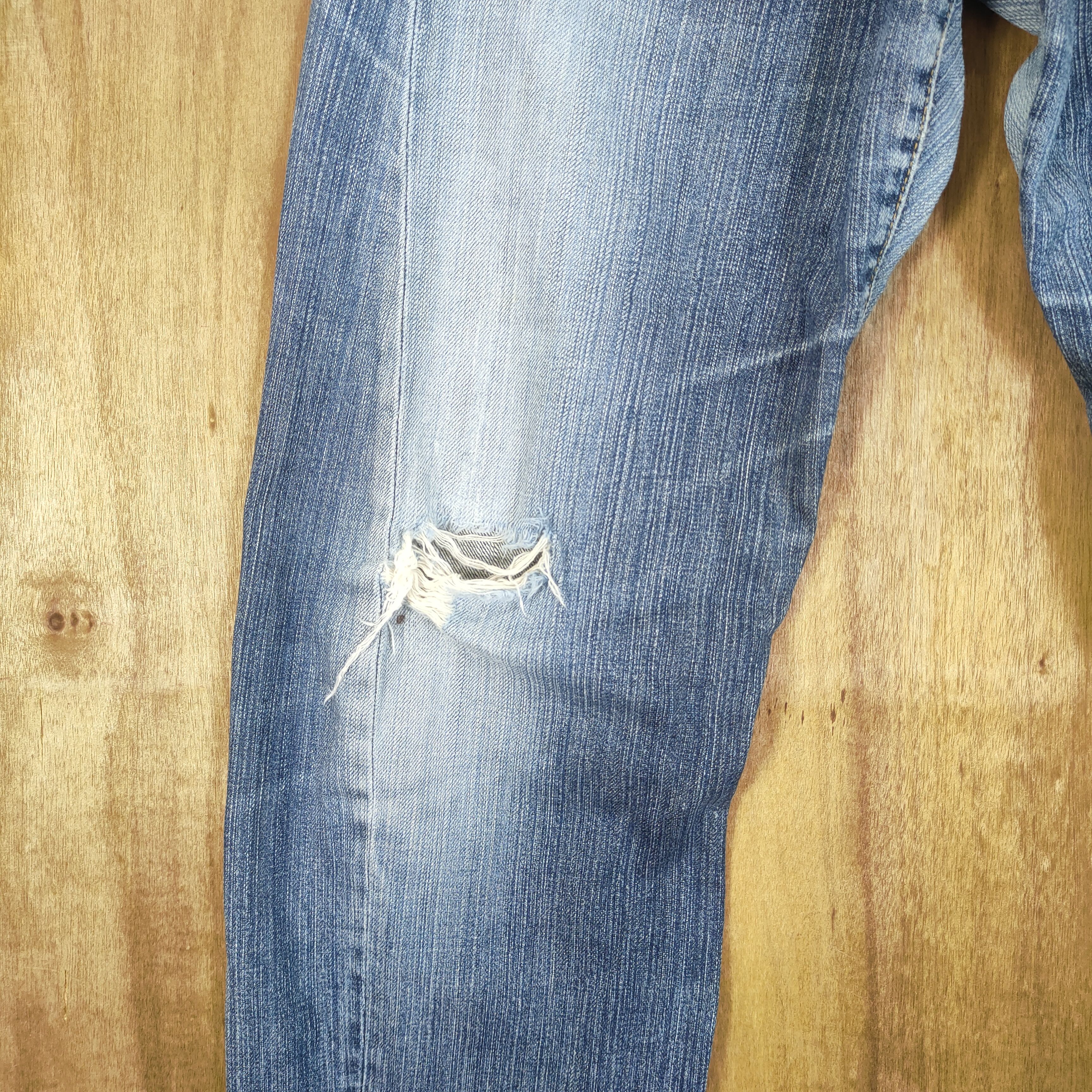 Levi's Vintage Clothing VINTAGE 2001 LEVI'S ENGENDERED TWIST LEG RIPPED KNEE DENIM Size US 30 / EU 46 - 4 Thumbnail