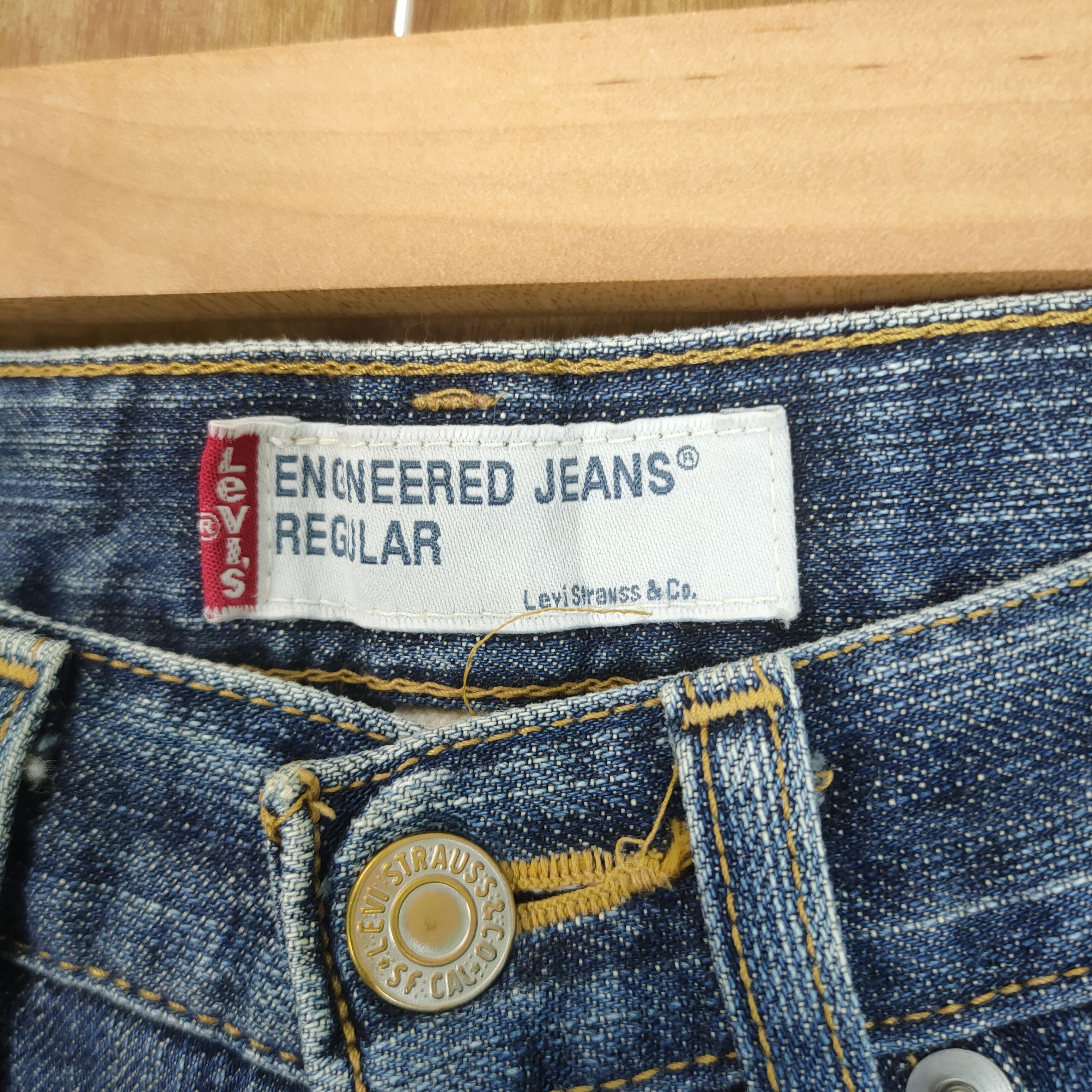 Levi's Vintage Clothing VINTAGE 2001 LEVI'S ENGENDERED TWIST LEG RIPPED KNEE DENIM Size US 30 / EU 46 - 7 Thumbnail