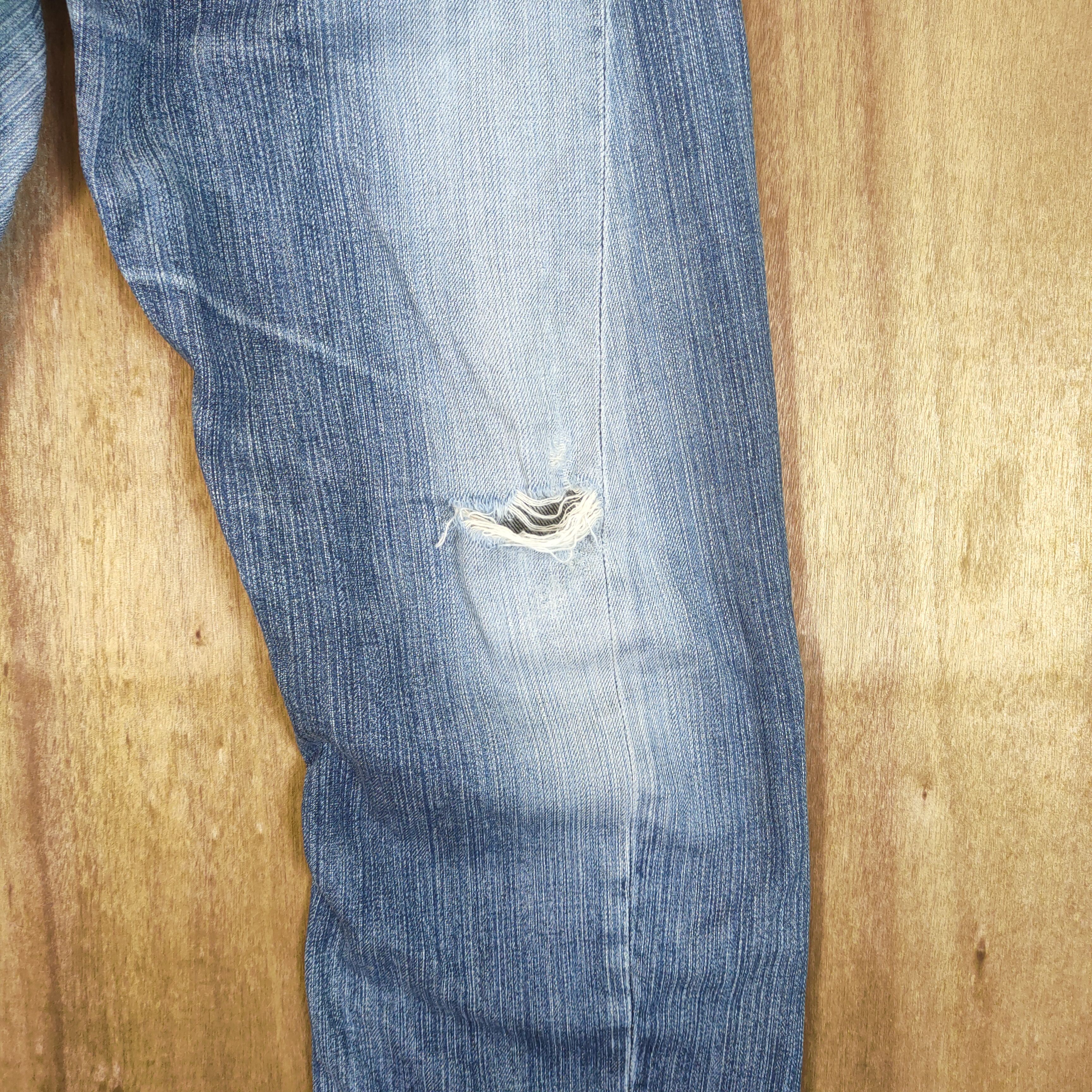 Levi's Vintage Clothing VINTAGE 2001 LEVI'S ENGENDERED TWIST LEG RIPPED KNEE DENIM Size US 30 / EU 46 - 5 Thumbnail