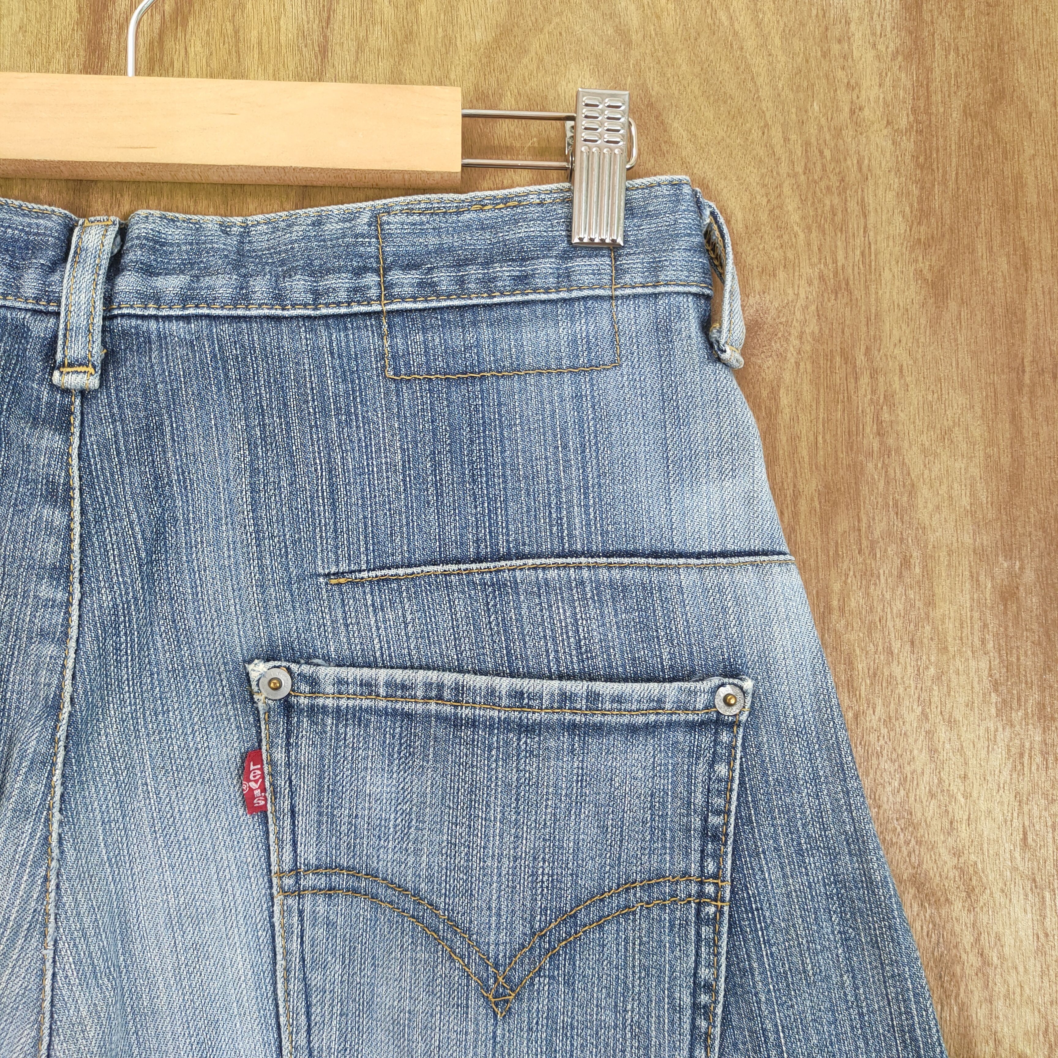 Levi's Vintage Clothing VINTAGE 2001 LEVI'S ENGENDERED TWIST LEG RIPPED KNEE DENIM Size US 30 / EU 46 - 13 Thumbnail