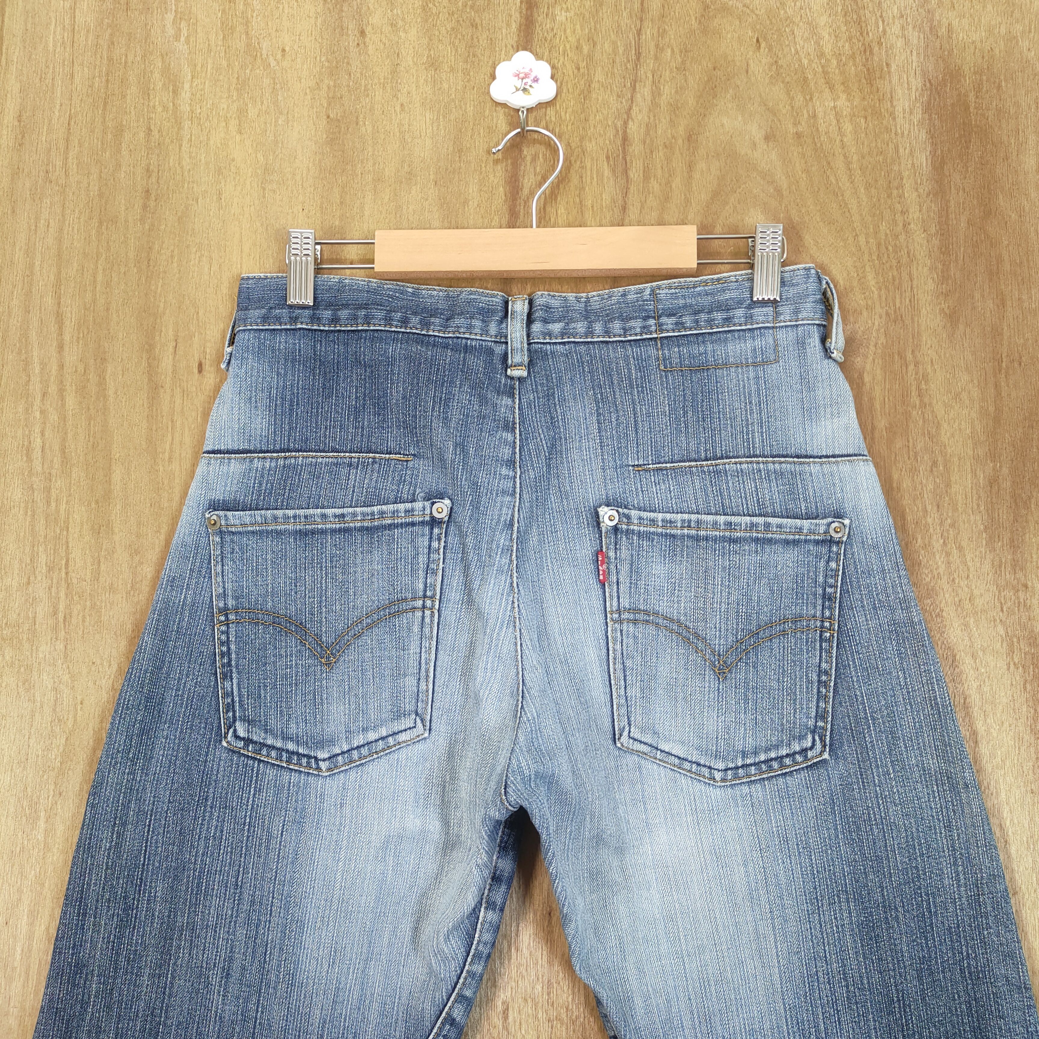 Levi's Vintage Clothing VINTAGE 2001 LEVI'S ENGENDERED TWIST LEG RIPPED KNEE DENIM Size US 30 / EU 46 - 11 Thumbnail