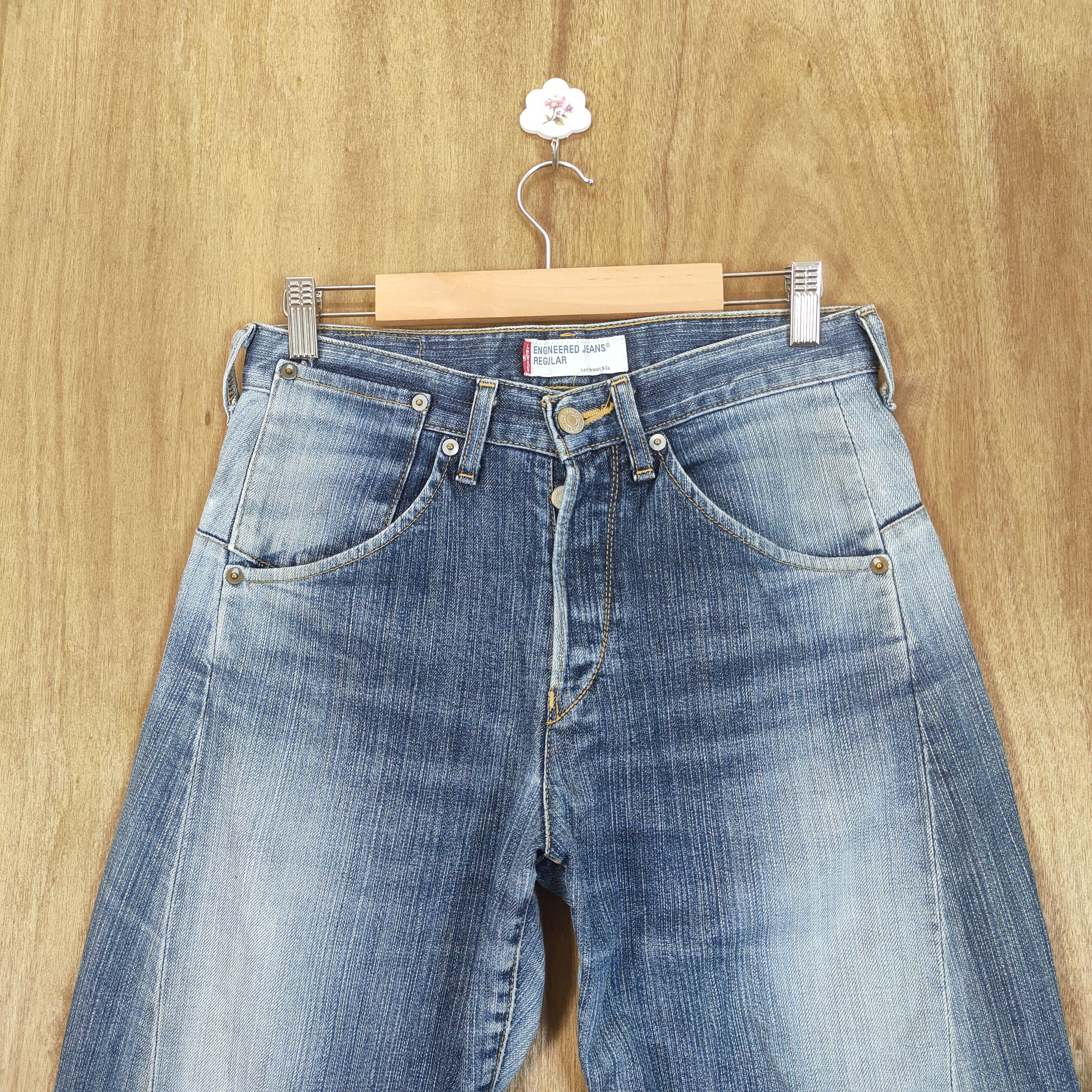 Levi's Vintage Clothing VINTAGE 2001 LEVI'S ENGENDERED TWIST LEG RIPPED KNEE DENIM Size US 30 / EU 46 - 2 Thumbnail