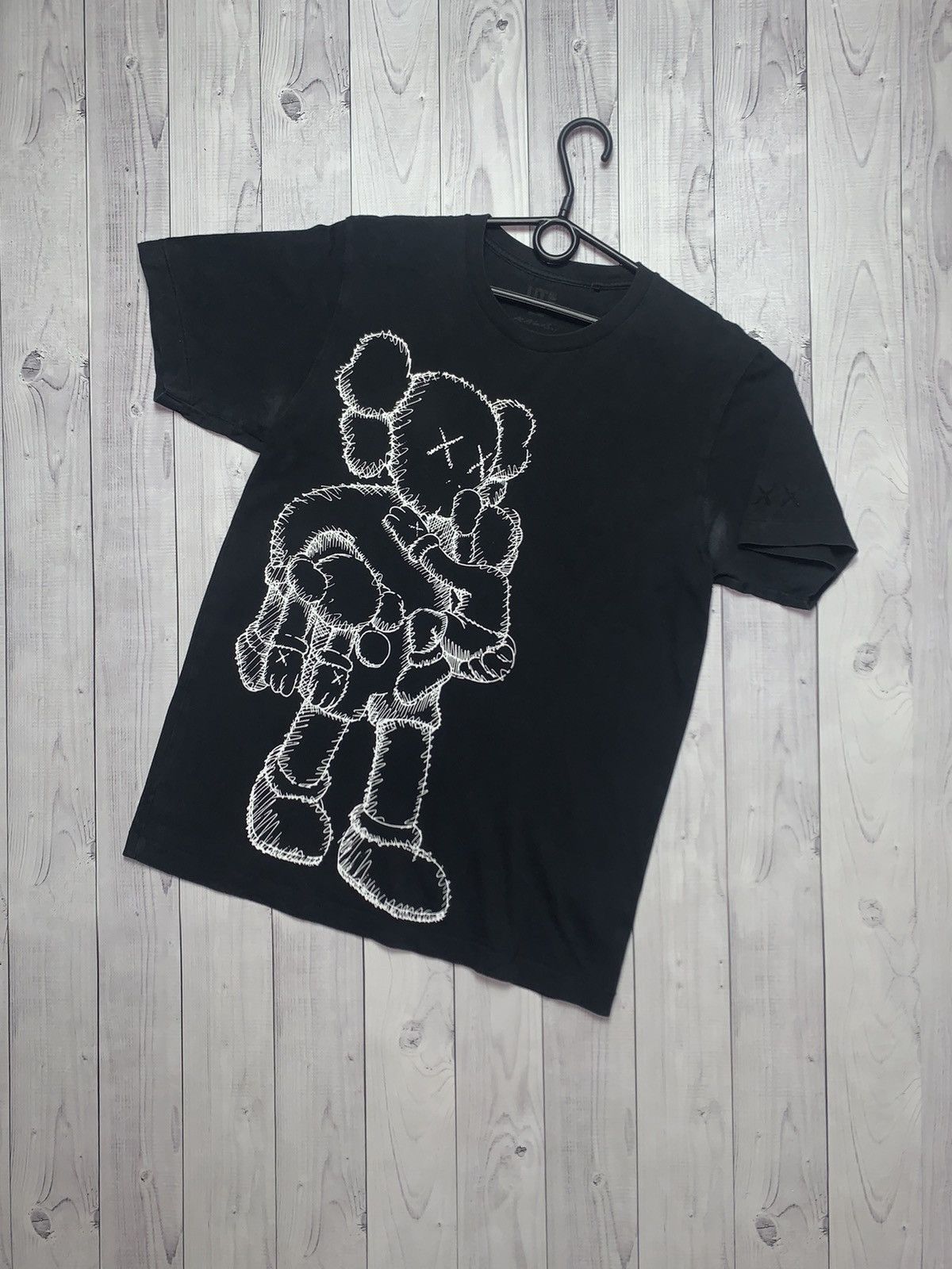 Kaws × Uniqlo Vintage Kaws Uniqlo tee big logo size S Size US S / EU 44-46 / 1 - 1 Thumbnail