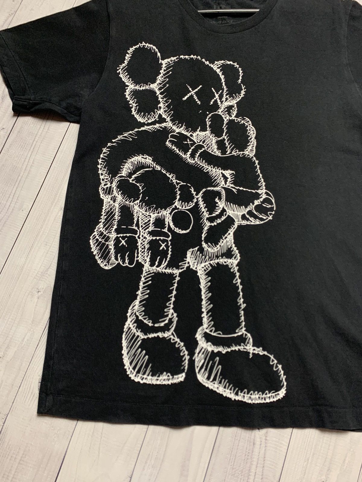 Kaws × Uniqlo Vintage Kaws Uniqlo tee big logo size S Size US S / EU 44-46 / 1 - 6 Thumbnail