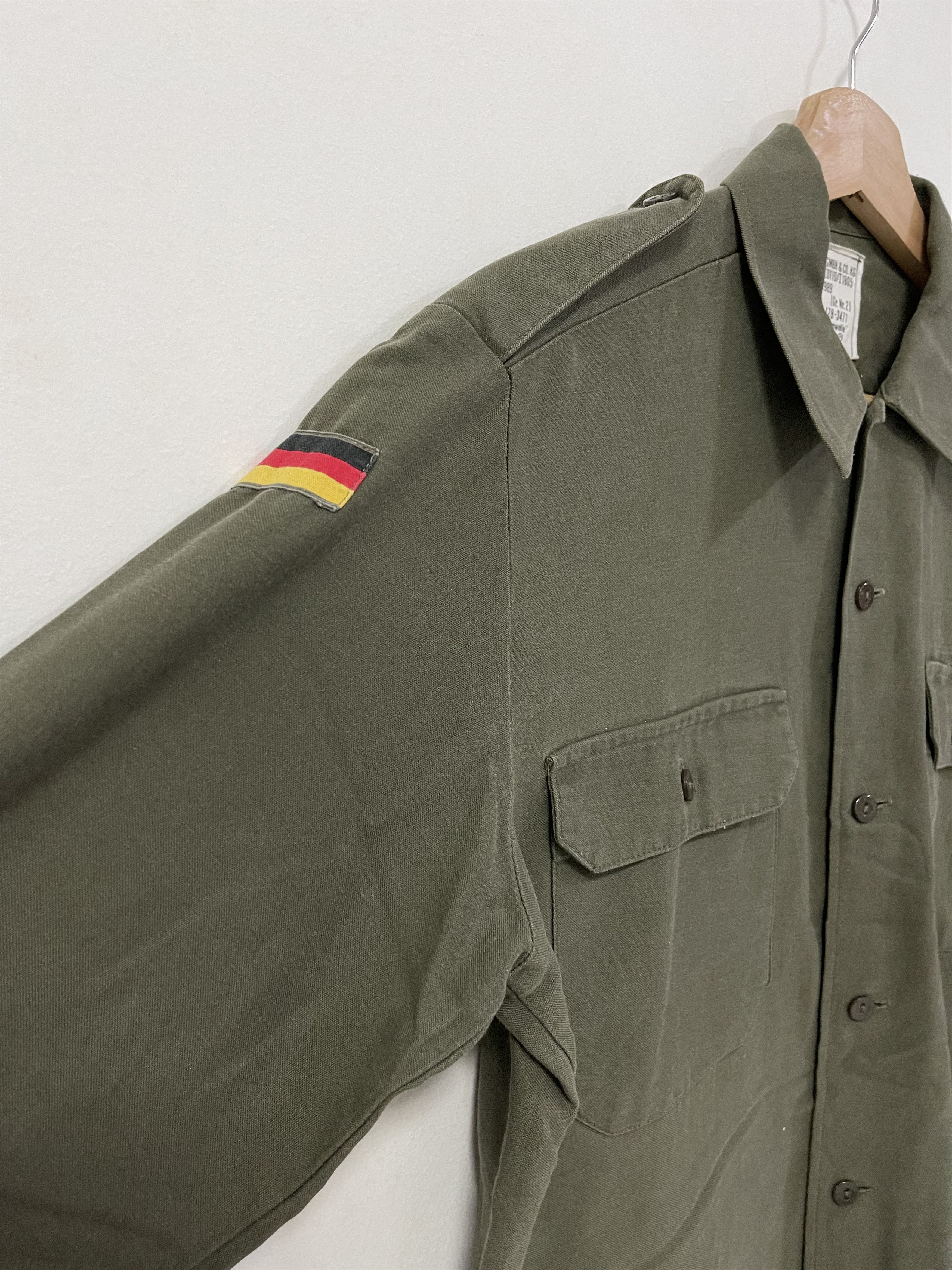 Vintage Vintage 1989 Germany Army Military Button Up Shirt Size US S / EU 44-46 / 1 - 5 Thumbnail