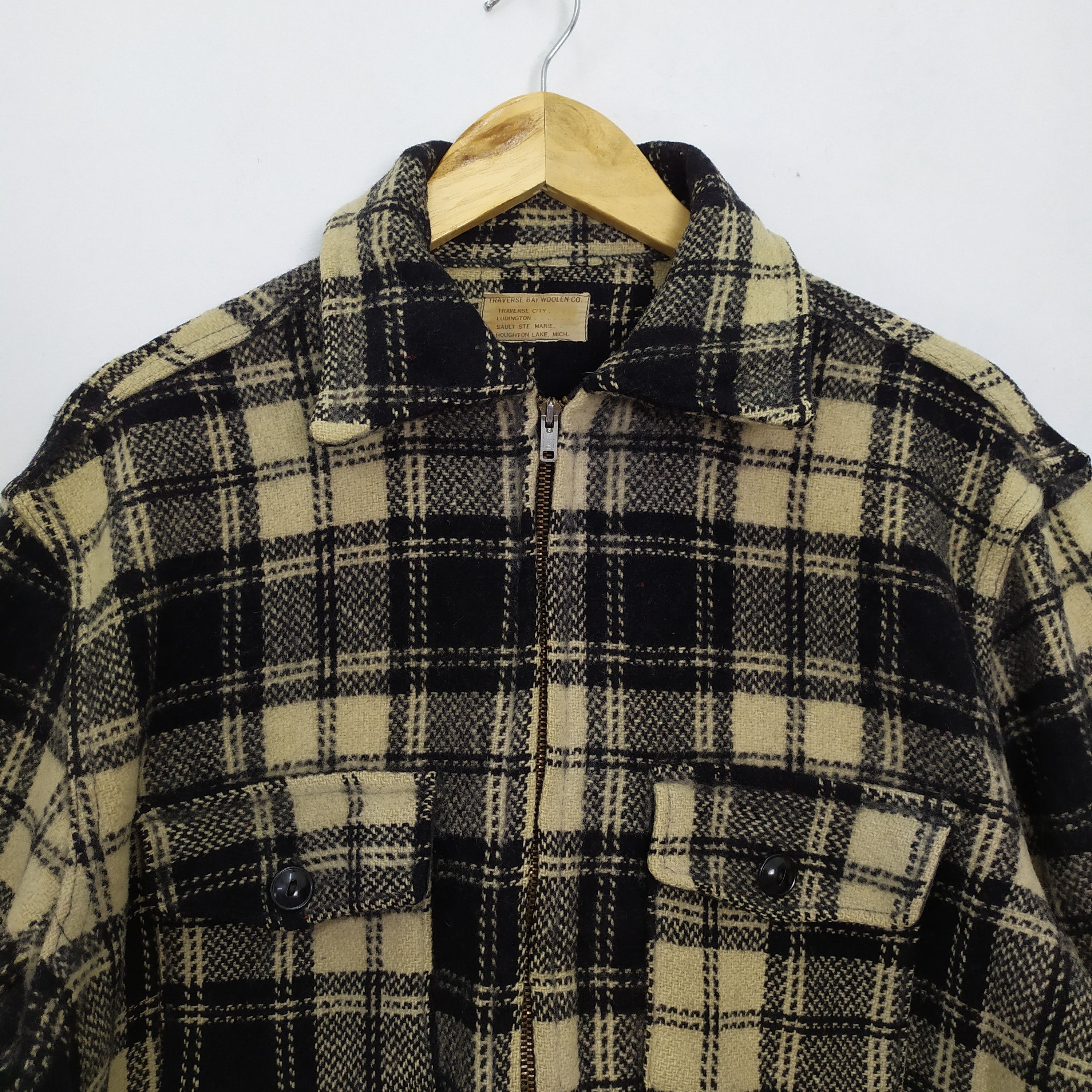 Vintage VINTAGE TRAVERSE WOOLEN CO. TARTAN PLAID WOOL JACKET Size US L / EU 52-54 / 3 - 4 Thumbnail