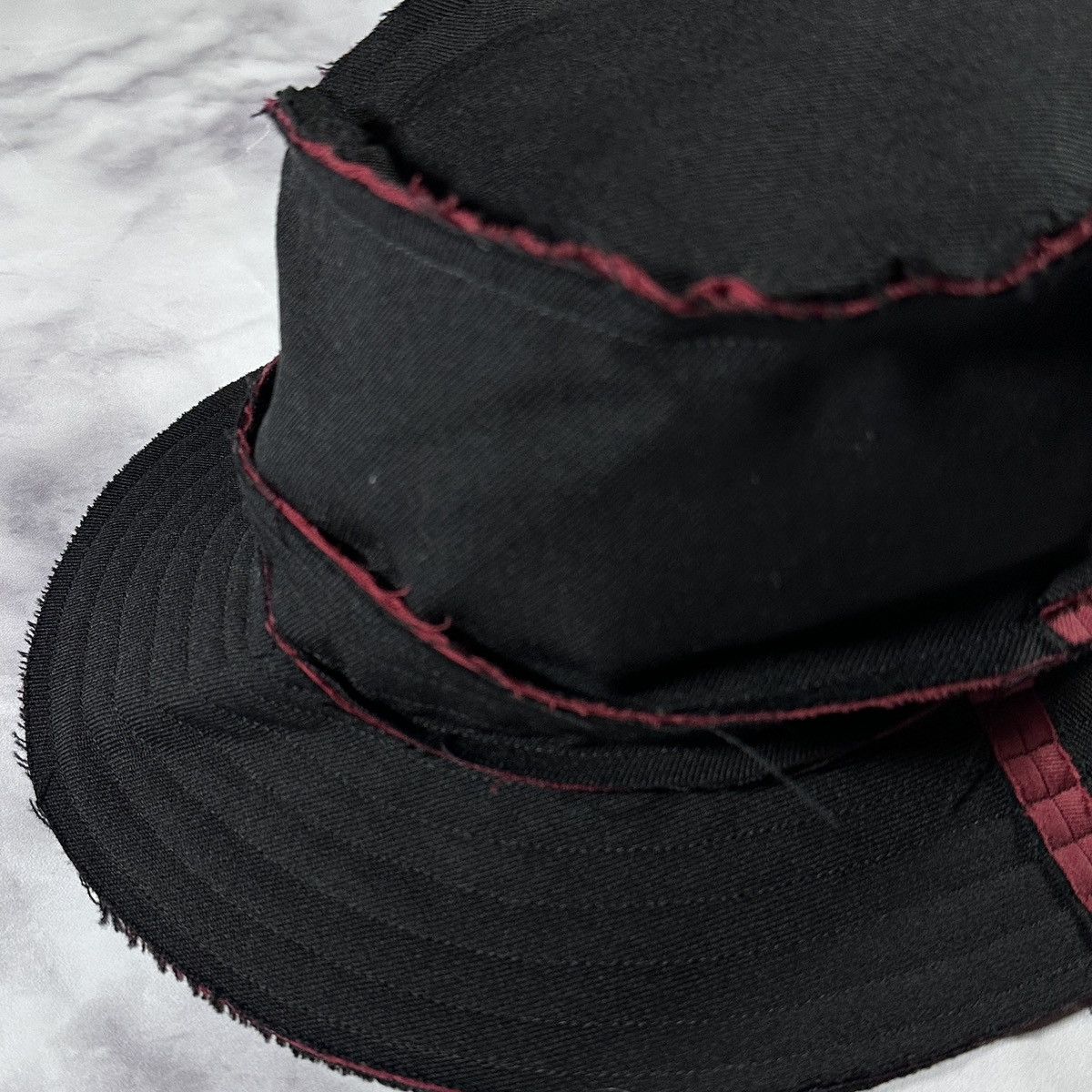 Comme des Garcons A/W02 Black/Red Cutoff Bucket Hat Size ONE SIZE - 3 Thumbnail