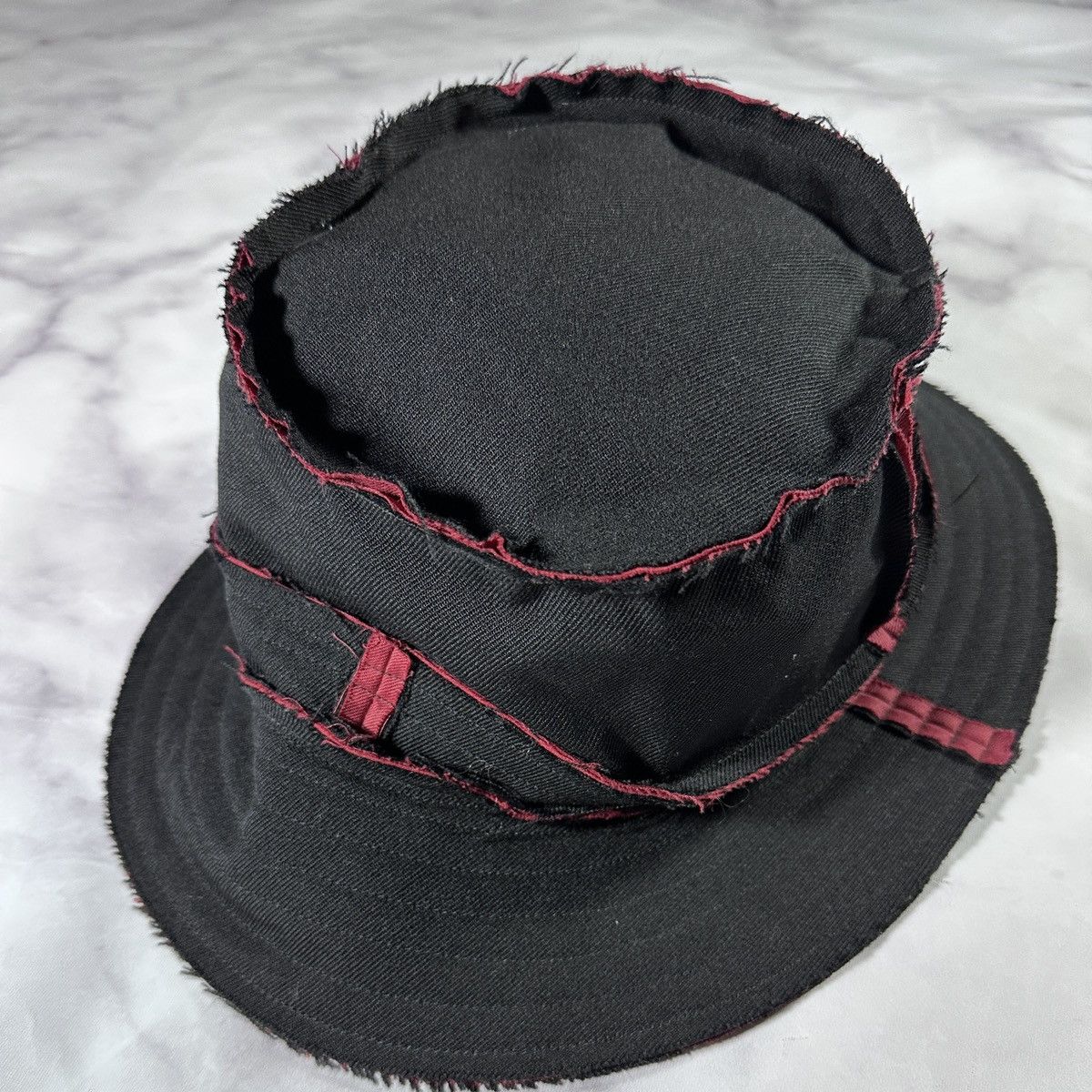 Comme des Garcons A/W02 Black/Red Cutoff Bucket Hat Size ONE SIZE - 5 Thumbnail