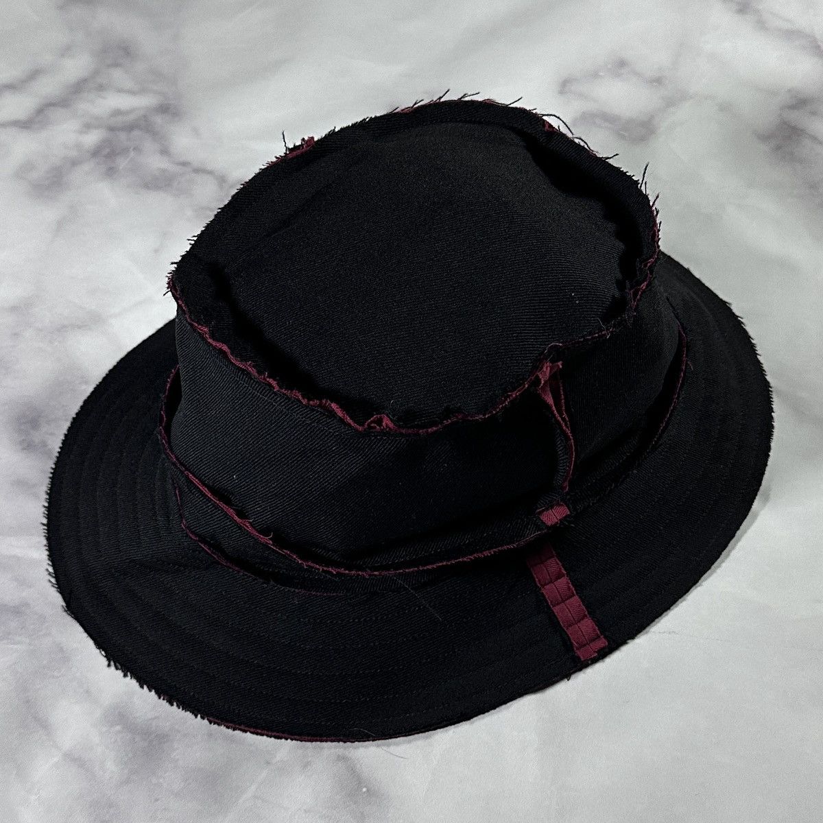 Comme des Garcons A/W02 Black/Red Cutoff Bucket Hat Size ONE SIZE - 2 Thumbnail