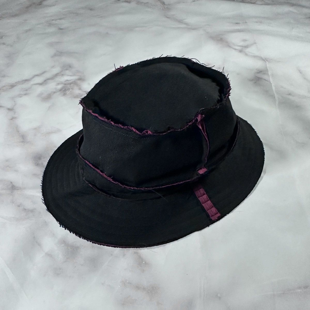 Comme des Garcons A/W02 Black/Red Cutoff Bucket Hat Size ONE SIZE - 1 Thumbnail