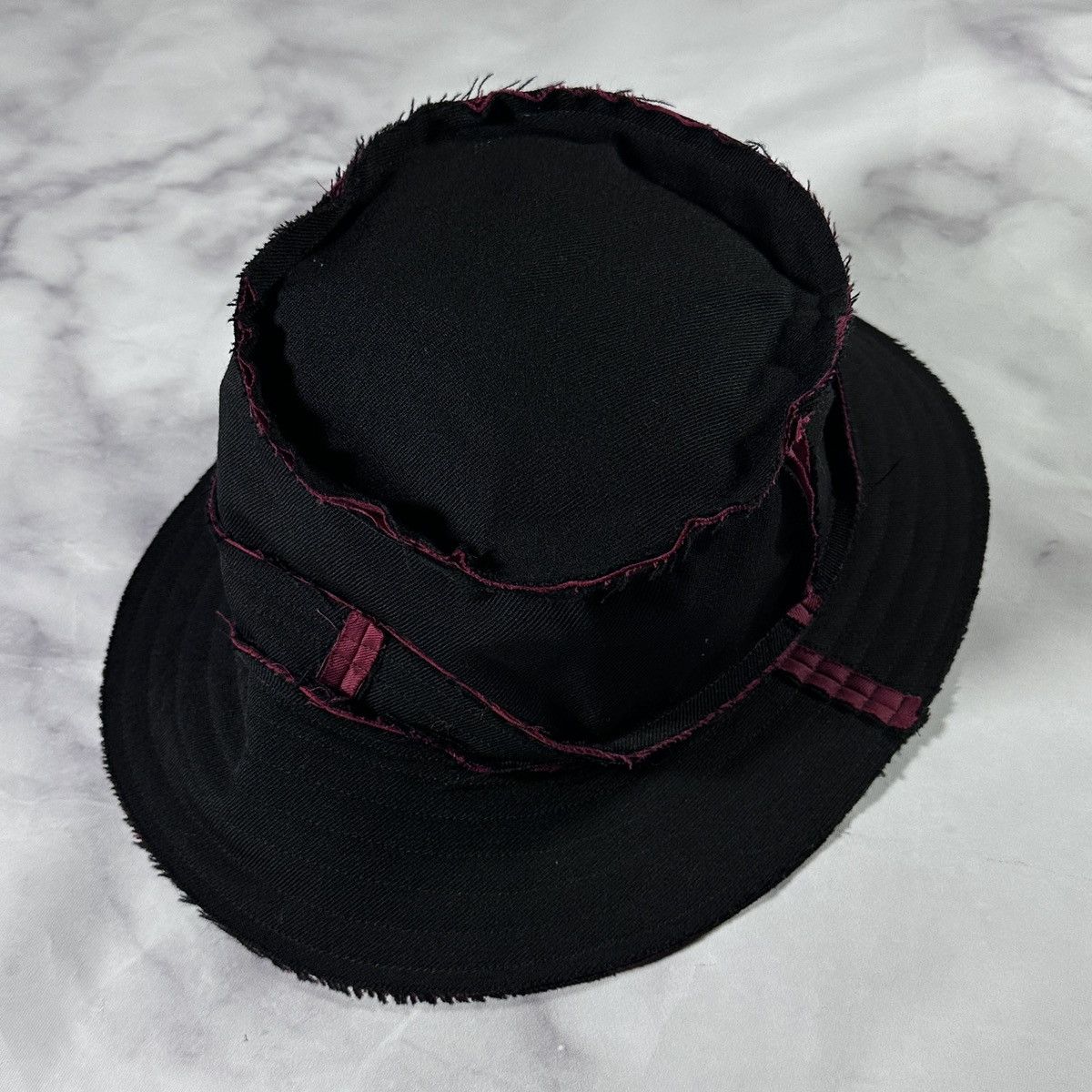 Comme des Garcons A/W02 Black/Red Cutoff Bucket Hat Size ONE SIZE - 4 Thumbnail