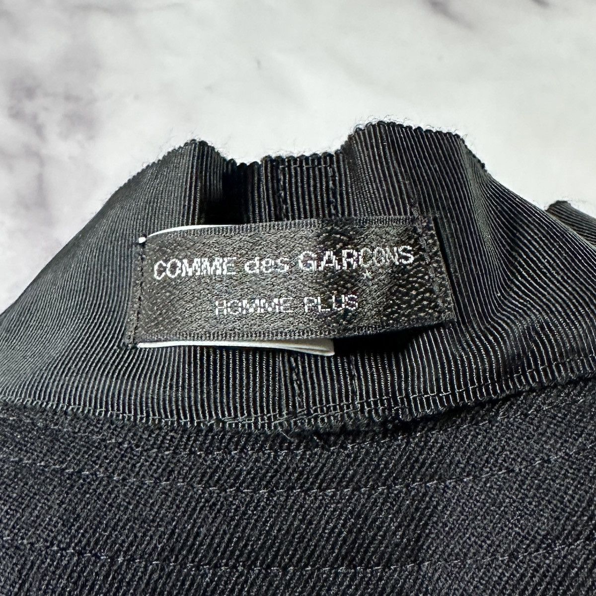 Comme des Garcons A/W02 Black/Red Cutoff Bucket Hat Size ONE SIZE - 6 Thumbnail