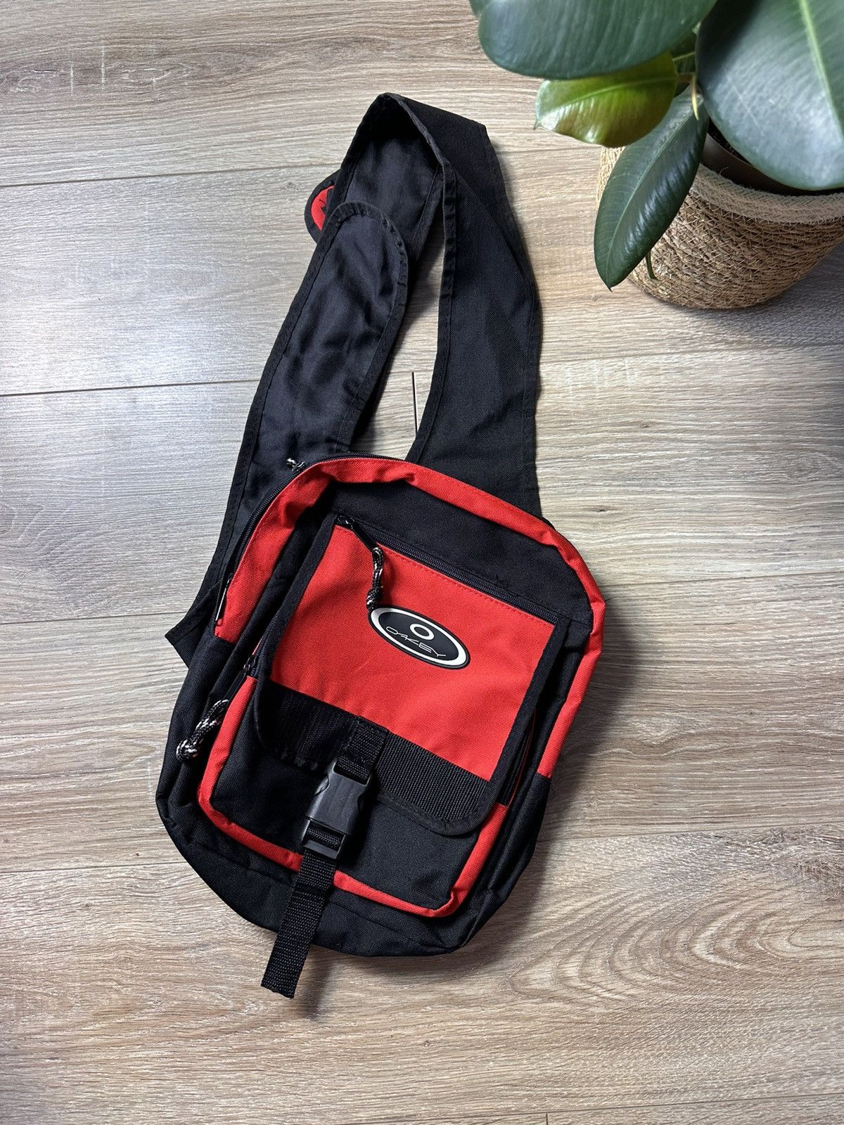 Oakley Sling Crossbody Bag Vintage Y2K in Red, Men's