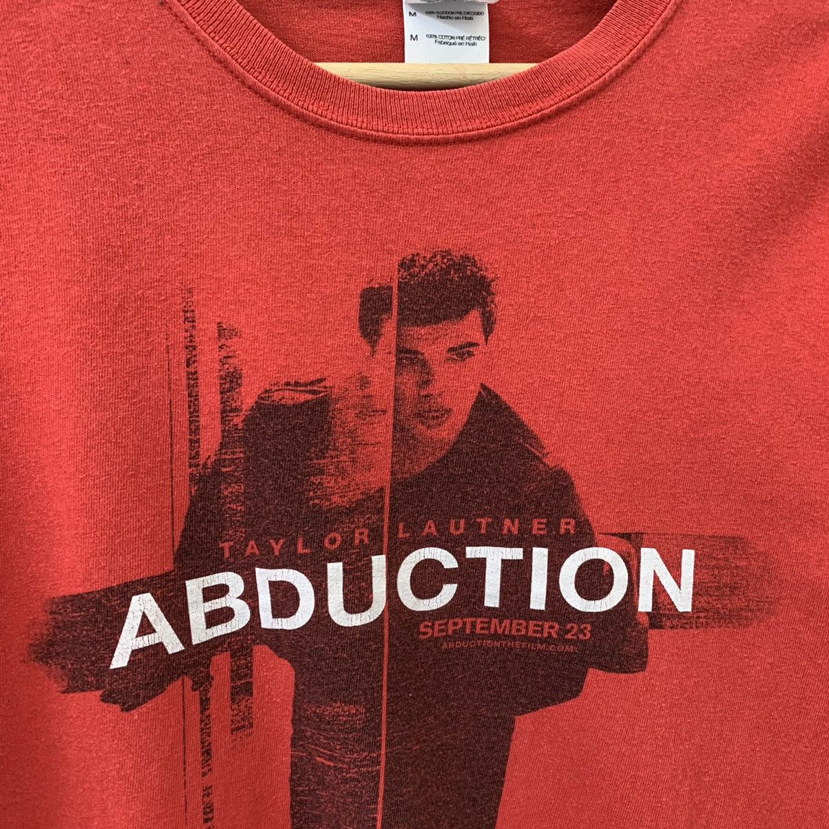 Vintage ABDUCTION VTG MOVIE PROMO TEE (TAYLOR LAUTNER) Size US M / EU 48-50 / 2 - 2 Thumbnail