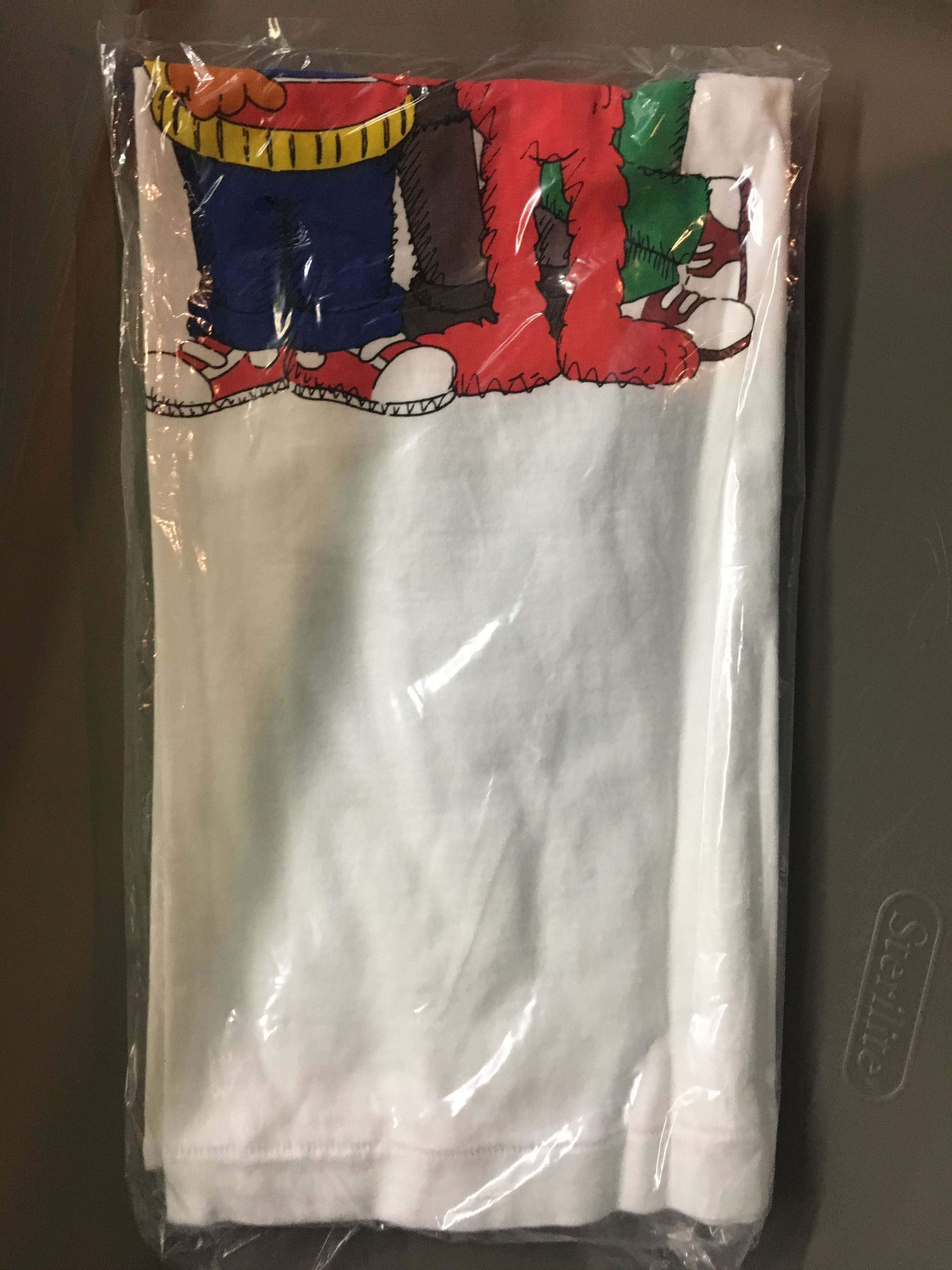 Kaws × Uniqlo Uniqlo Kaws X Sesame Street Elmo Ernie Bert Size M White Size US M / EU 48-50 / 2 - 2 Thumbnail