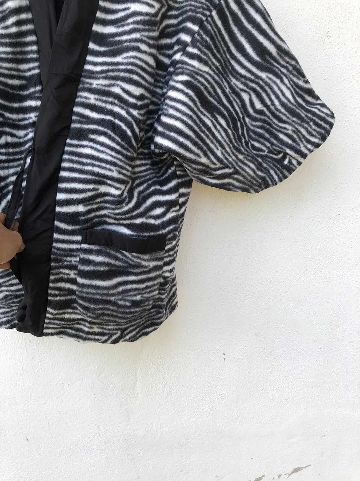 Japanese Brand KIMONO REVERSIBLE ZEBRA PRINTED INSPIRED VISVIM Size US M / EU 48-50 / 2 - 4 Thumbnail
