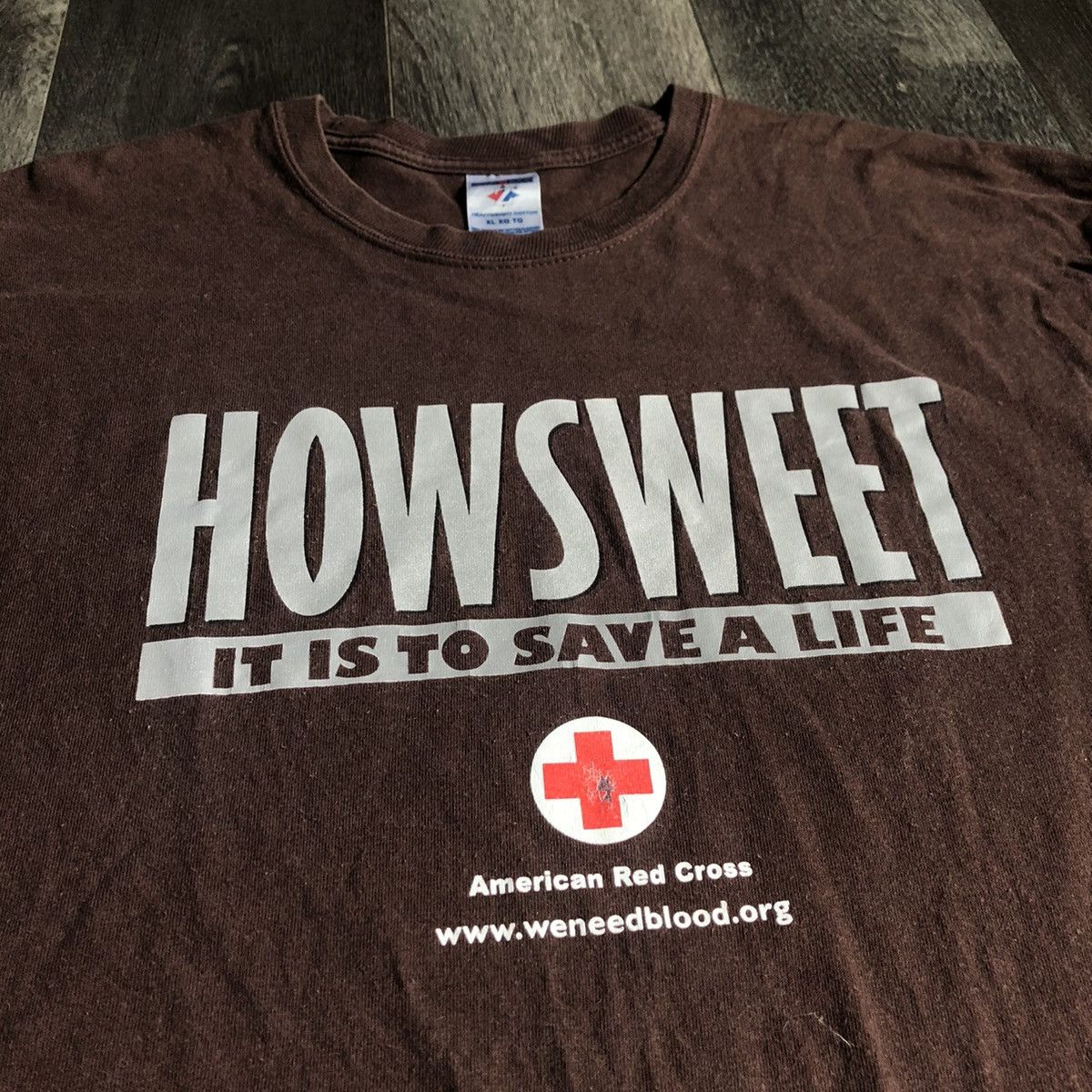 Vintage Vintage 2000s Red Cross How Sweet It Is To Save A Life Tee Size US XL / EU 56 / 4 - 1 Thumbnail