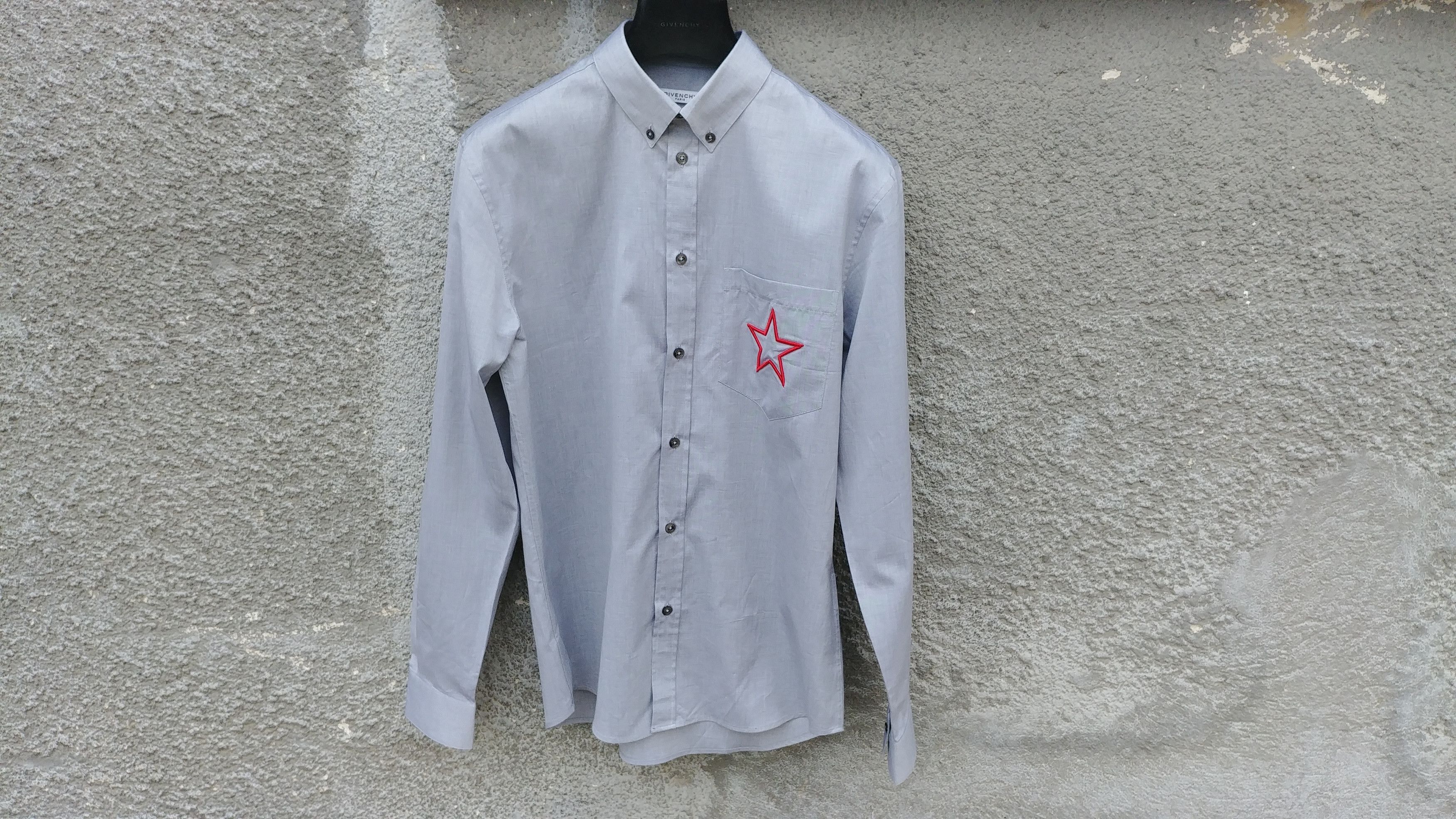 Givenchy $535 Givenchy Star Embroidered Rottweiler Shark Men's Shirt Size US M / EU 48-50 / 2 - 1 Thumbnail
