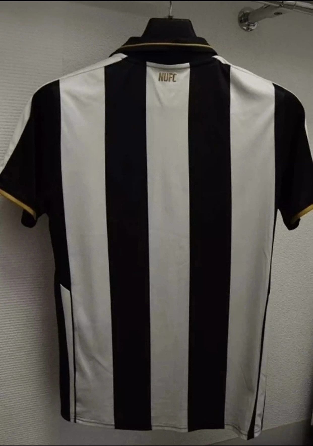 Puma Newcastle puma soccer jersey M striped wonga Size US M / EU 48-50 / 2 - 4 Thumbnail