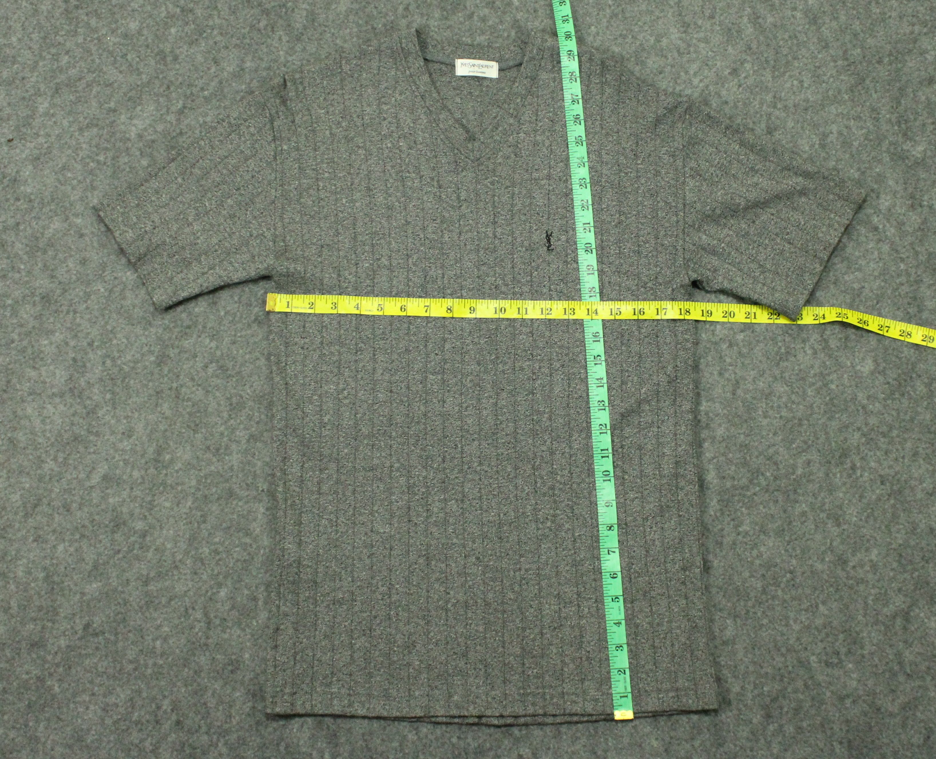 Vintage YVES SAINT LAURENT T Shirt V Neck Small Logo Vintage Size US L / EU 52-54 / 3 - 11 Thumbnail