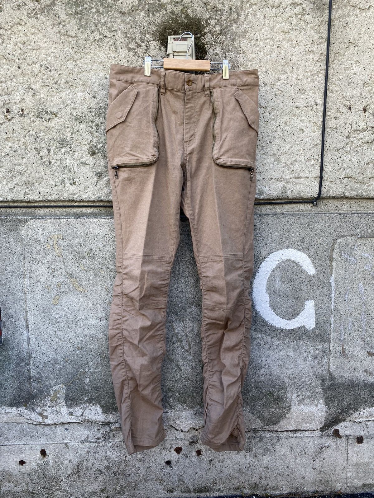 ◯KATHARINE HAMNETT LONDON ダークグレー カーゴパンツ KATHARINE HAMNETT SWEAT JOGGER PANTS (BLACK)の商品ページ