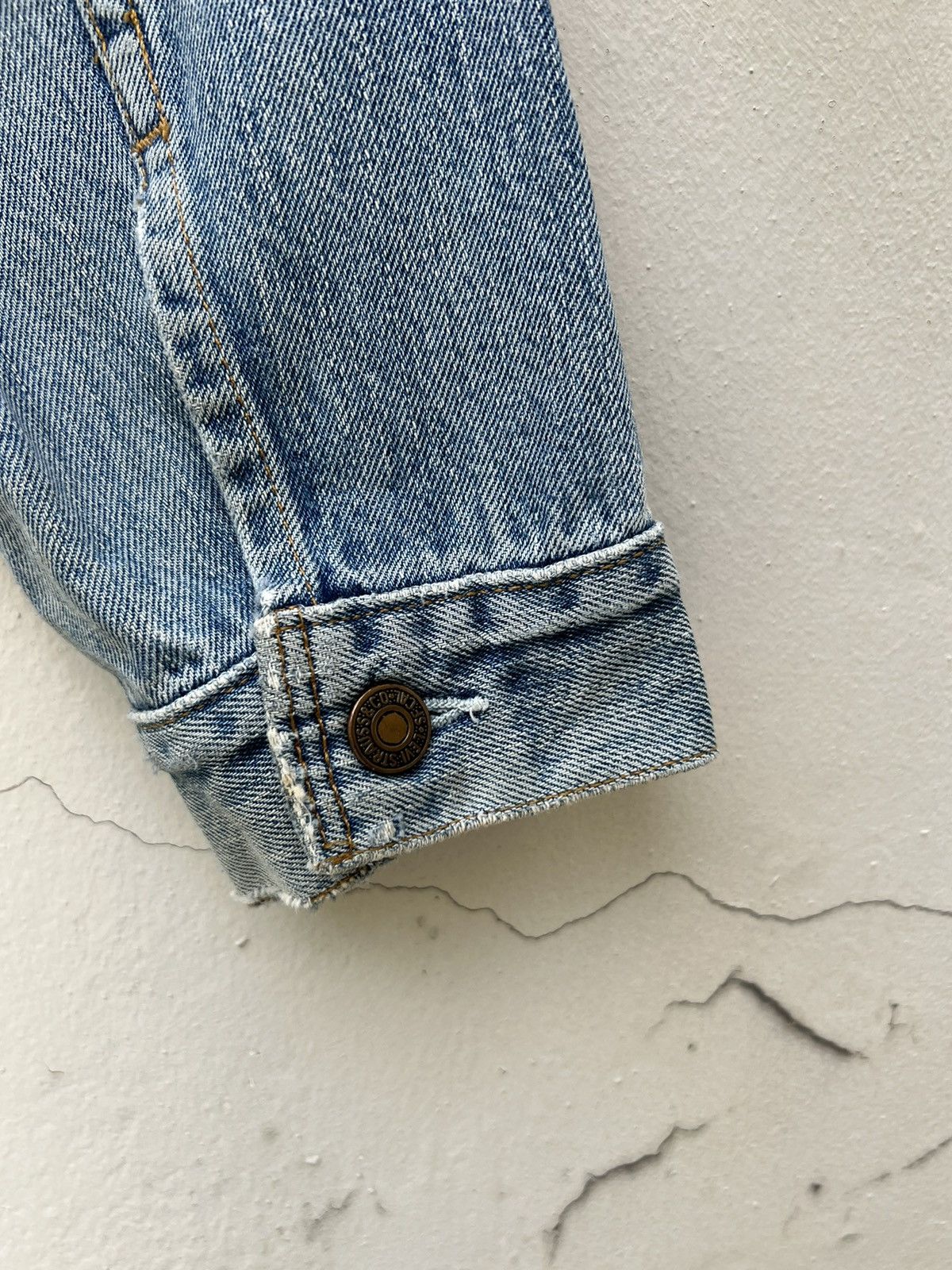 Levi's Trashed! VTG 1997 Levi’s Fade Distress Denim Trucker Jacket Size US L / EU 52-54 / 3 - 5 Thumbnail