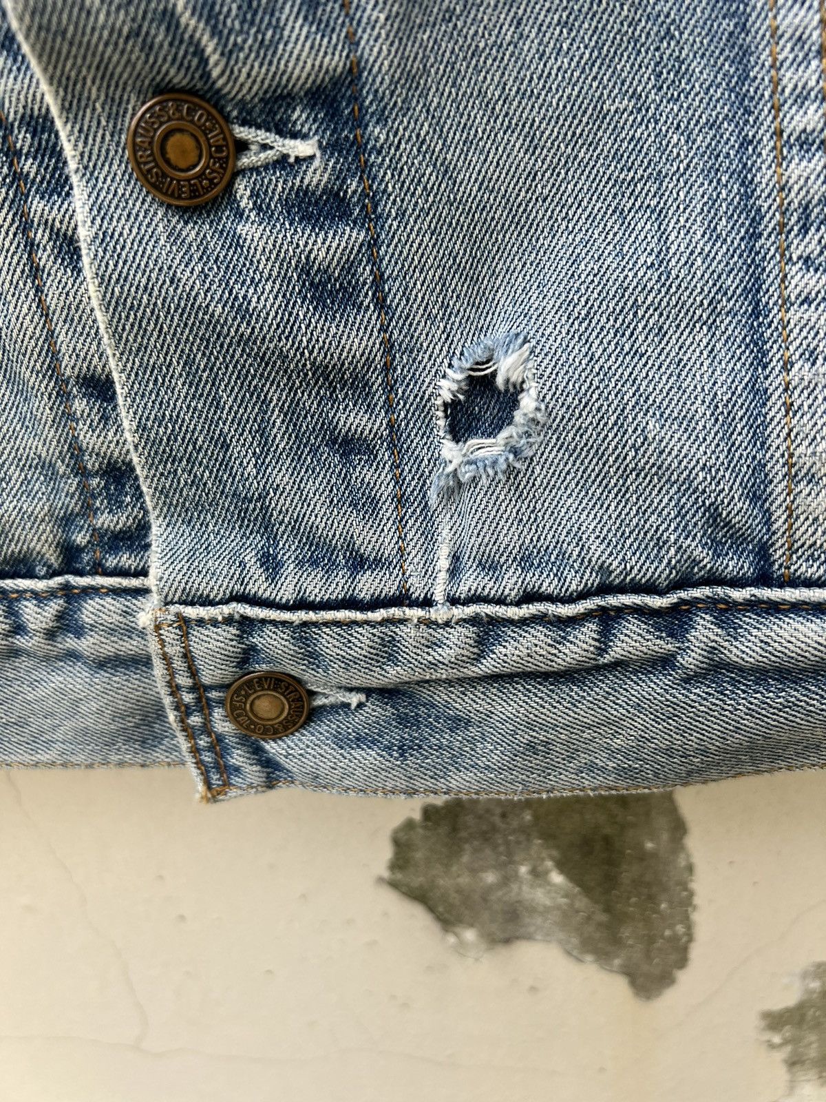 Levi's Trashed! VTG 1997 Levi’s Fade Distress Denim Trucker Jacket Size US L / EU 52-54 / 3 - 11 Thumbnail