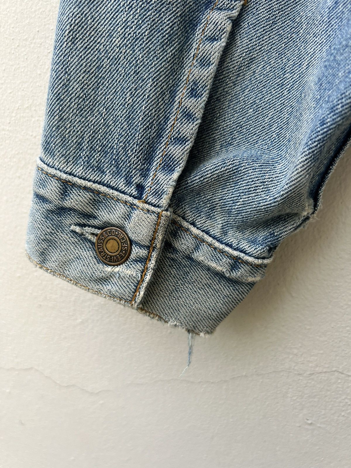 Levi's Trashed! VTG 1997 Levi’s Fade Distress Denim Trucker Jacket Size US L / EU 52-54 / 3 - 7 Thumbnail