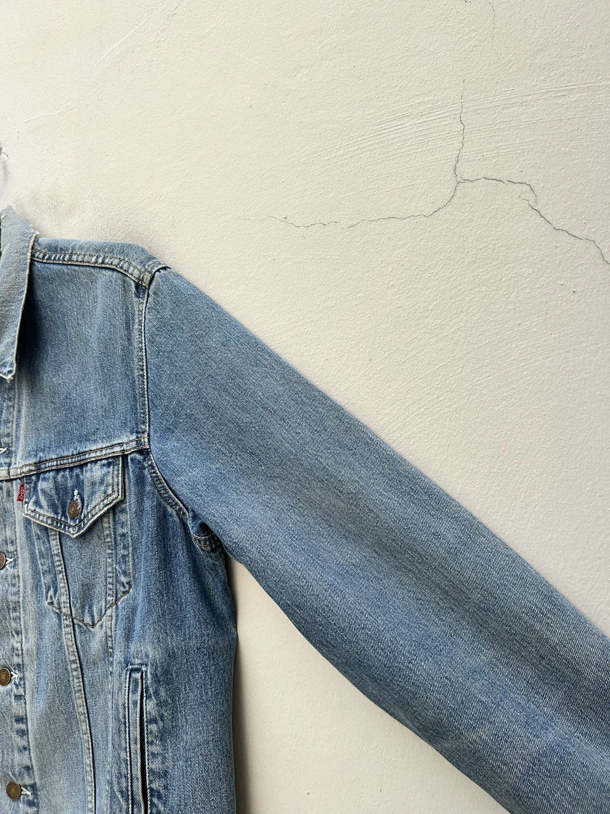 Levi's Trashed! VTG 1997 Levi’s Fade Distress Denim Trucker Jacket Size US L / EU 52-54 / 3 - 12 Thumbnail