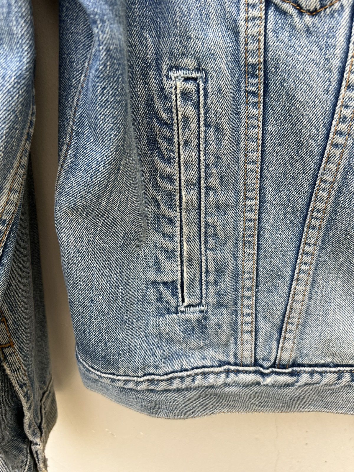 Levi's Trashed! VTG 1997 Levi’s Fade Distress Denim Trucker Jacket Size US L / EU 52-54 / 3 - 16 Thumbnail