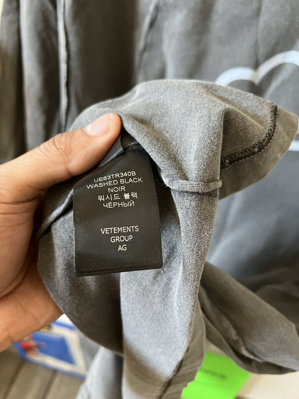 Vetements Vetements Cut Up 24hr Logo T-Shirt Size US L / EU 52-54 / 3 - 7 Thumbnail