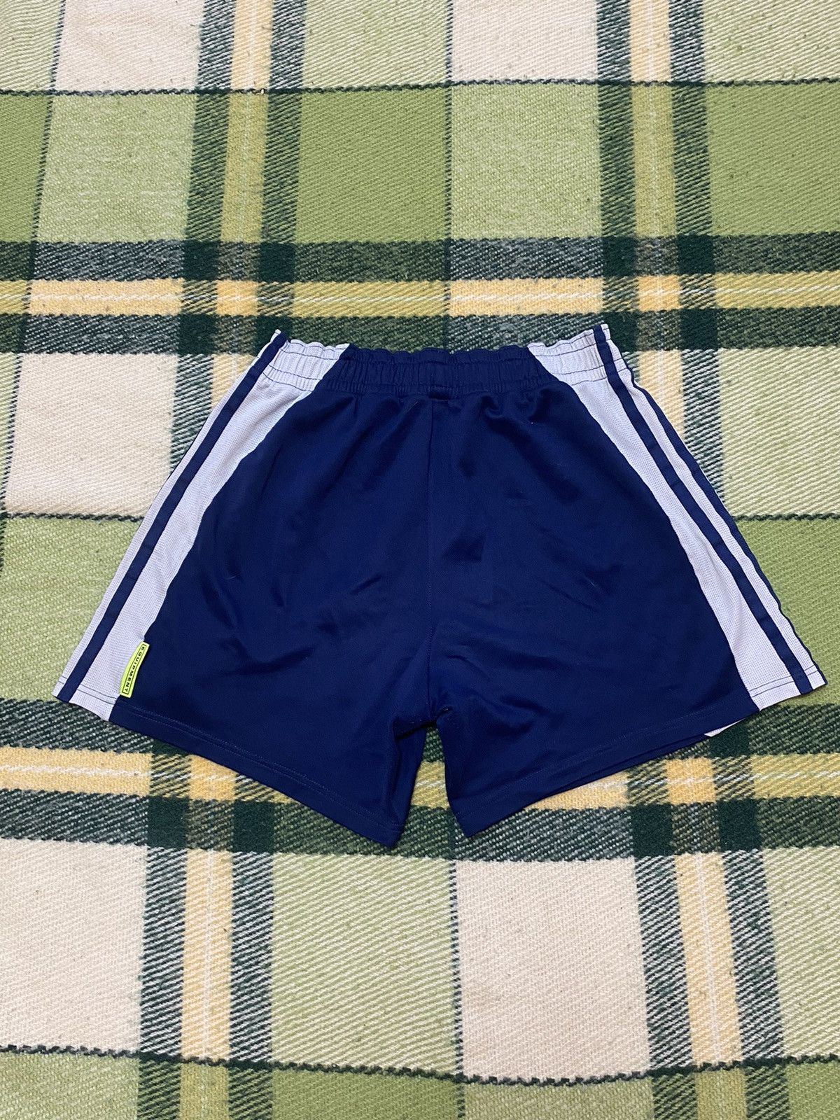 Adidas Vintage Adidas shorts streetwear y2k casual style size S Size US 30 / EU 46 - 3 Thumbnail