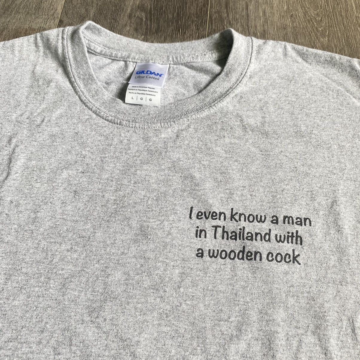 Vintage Vintage Y2K I Know a Man in Thailand with a Wooden Cock Tee Size US L / EU 52-54 / 3 - 1 Thumbnail