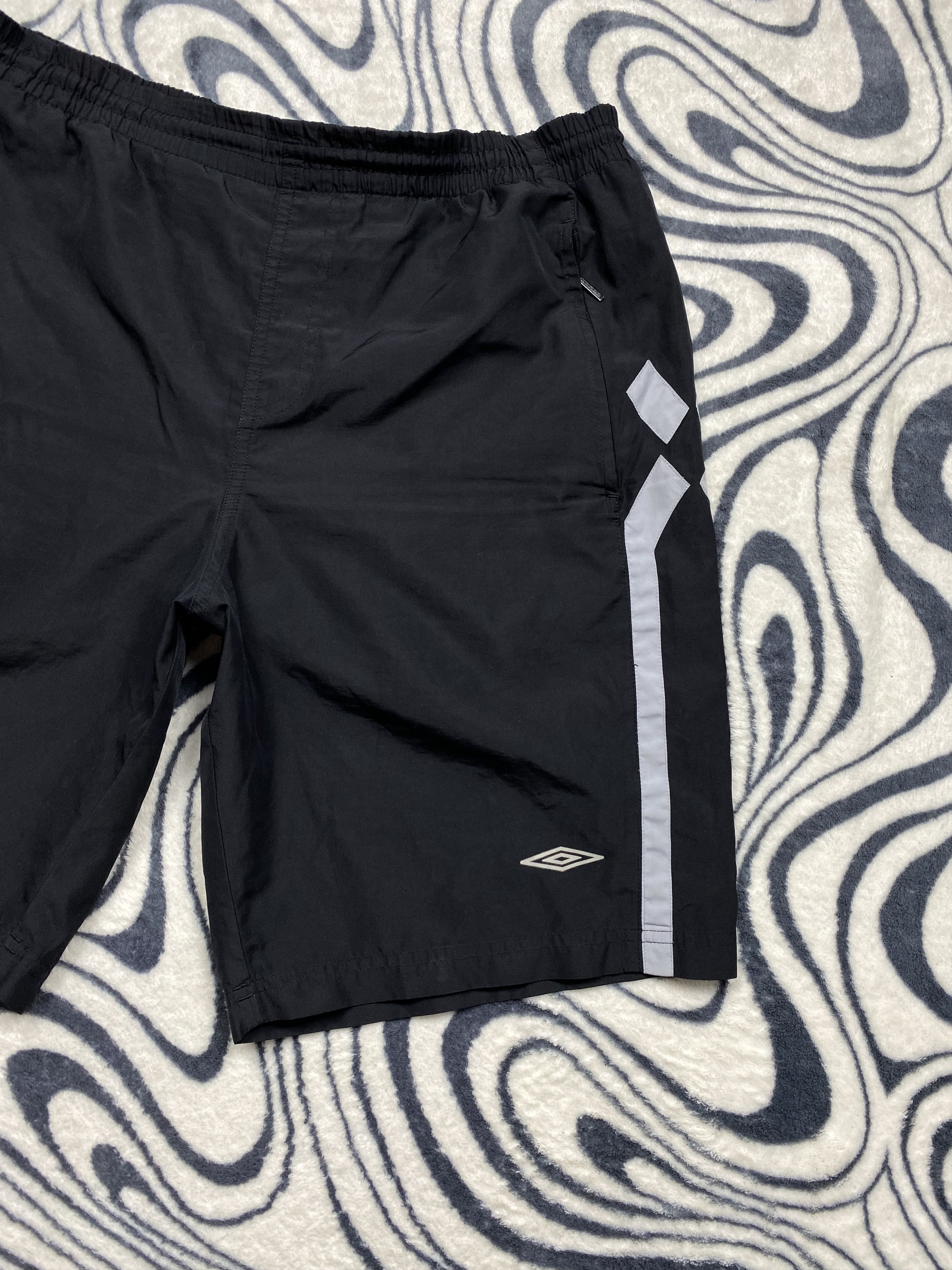 Umbro × Vintage Umbro Vintage Mens Nylon Shorts Y2K Size US 34 / EU 50 - 2 Thumbnail