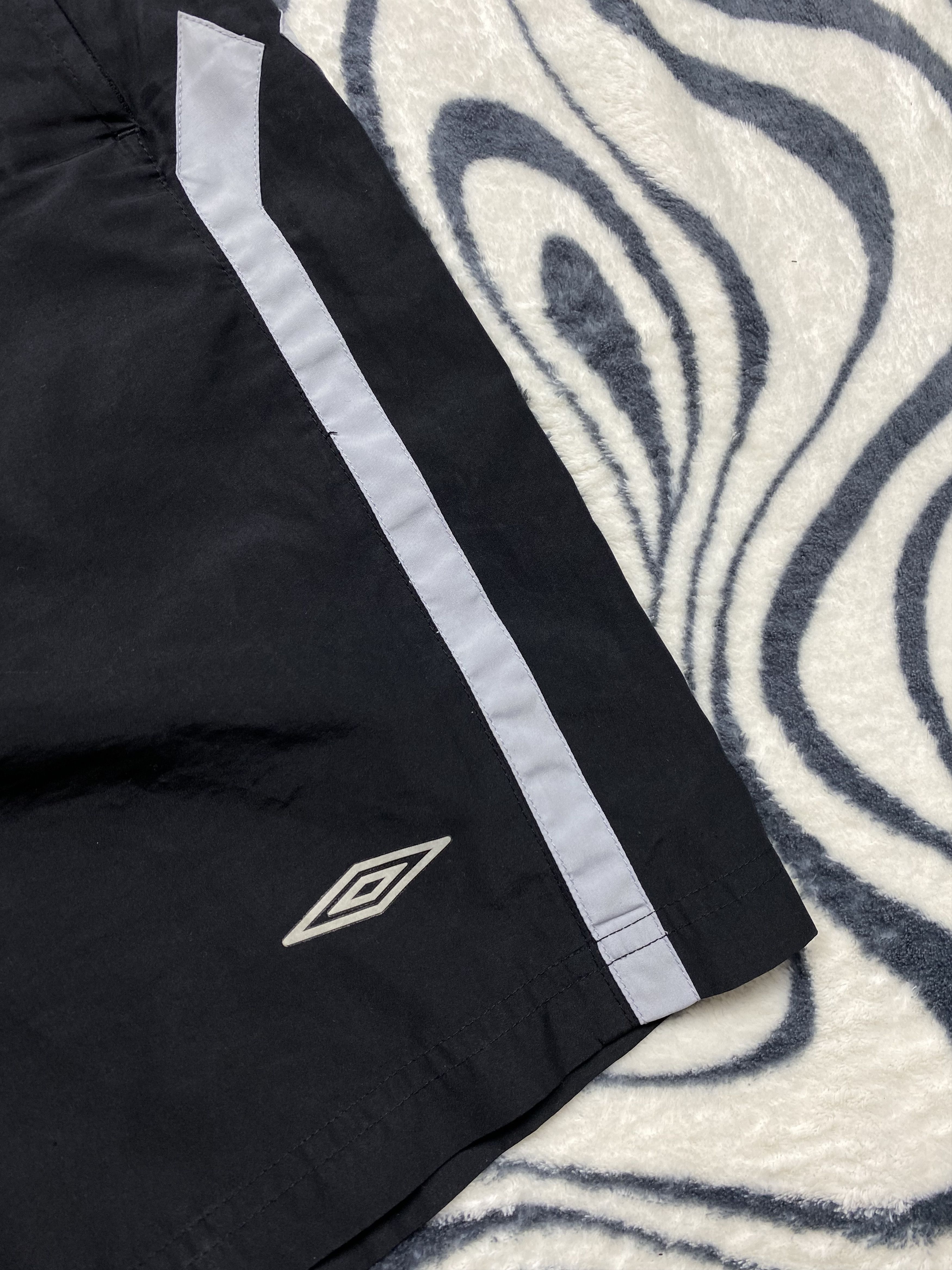 Umbro × Vintage Umbro Vintage Mens Nylon Shorts Y2K Size US 34 / EU 50 - 3 Thumbnail