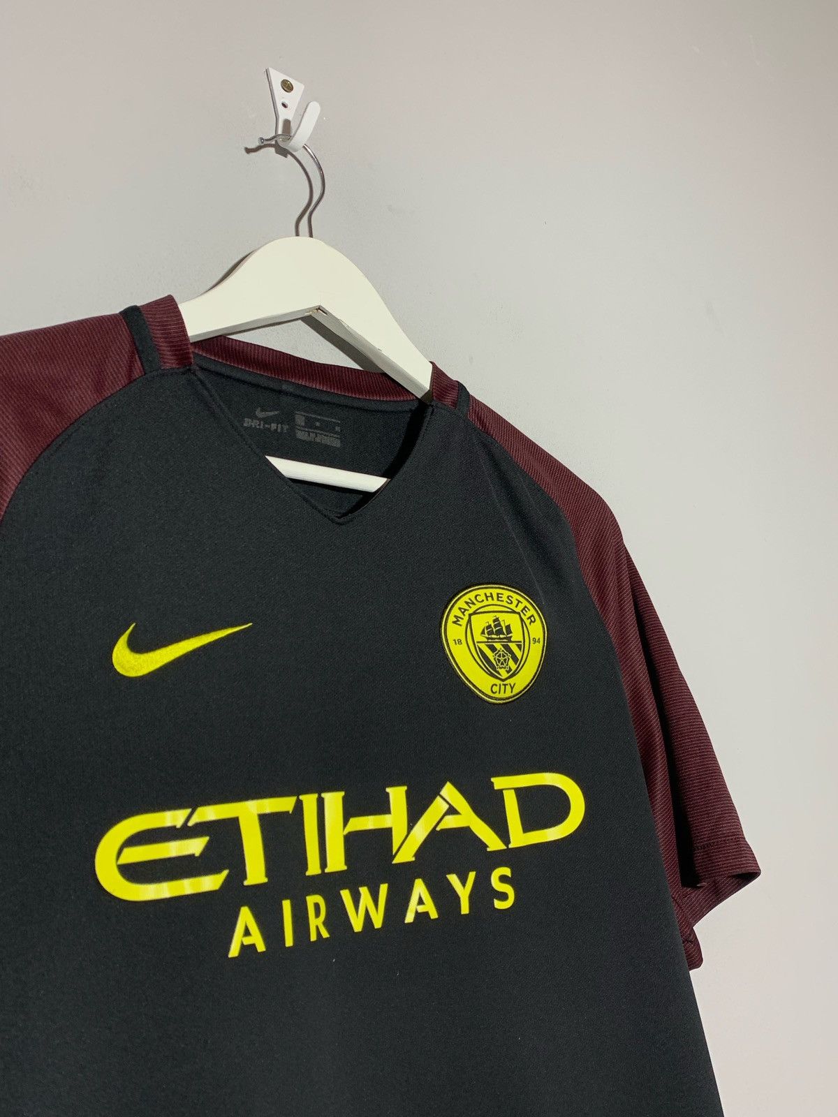 Nike Manchester City Nike 2016/17 Y2k Streetwear Football Shirt Size US M / EU 48-50 / 2 - 3 Thumbnail