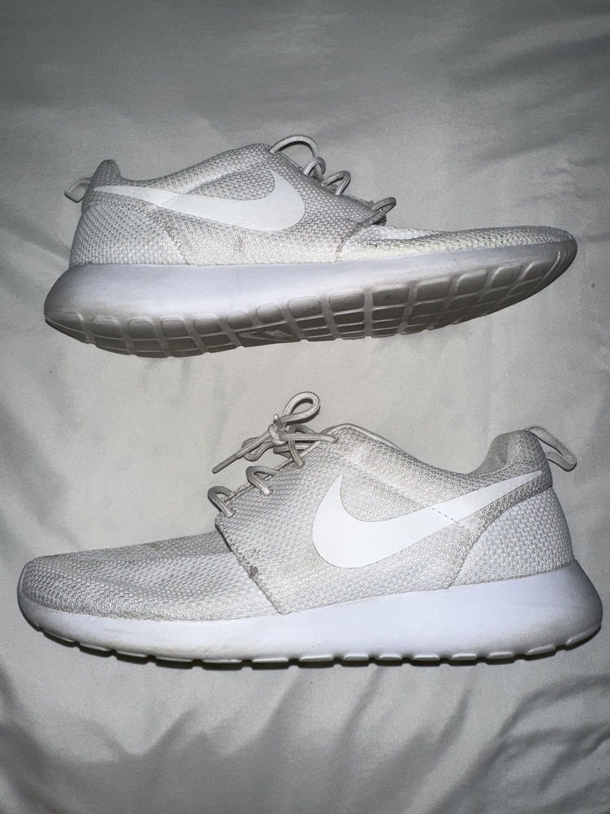 Nike roshe one triple white best sale