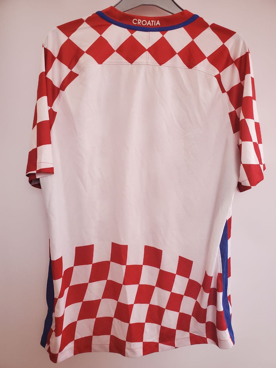 Nike Croatia 2016-2017 Home Football Shirt size L Size US L / EU 52-54 / 3 - 2 Thumbnail