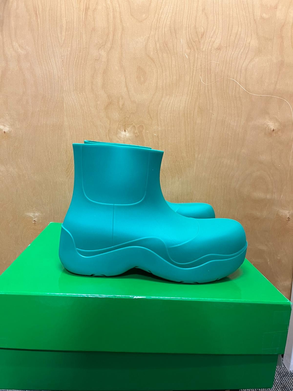 Bottega Veneta Puddle Boots Mid Top in Matt Rubber in Acid Turquoise Size US 10 / EU 43 - 3 Thumbnail