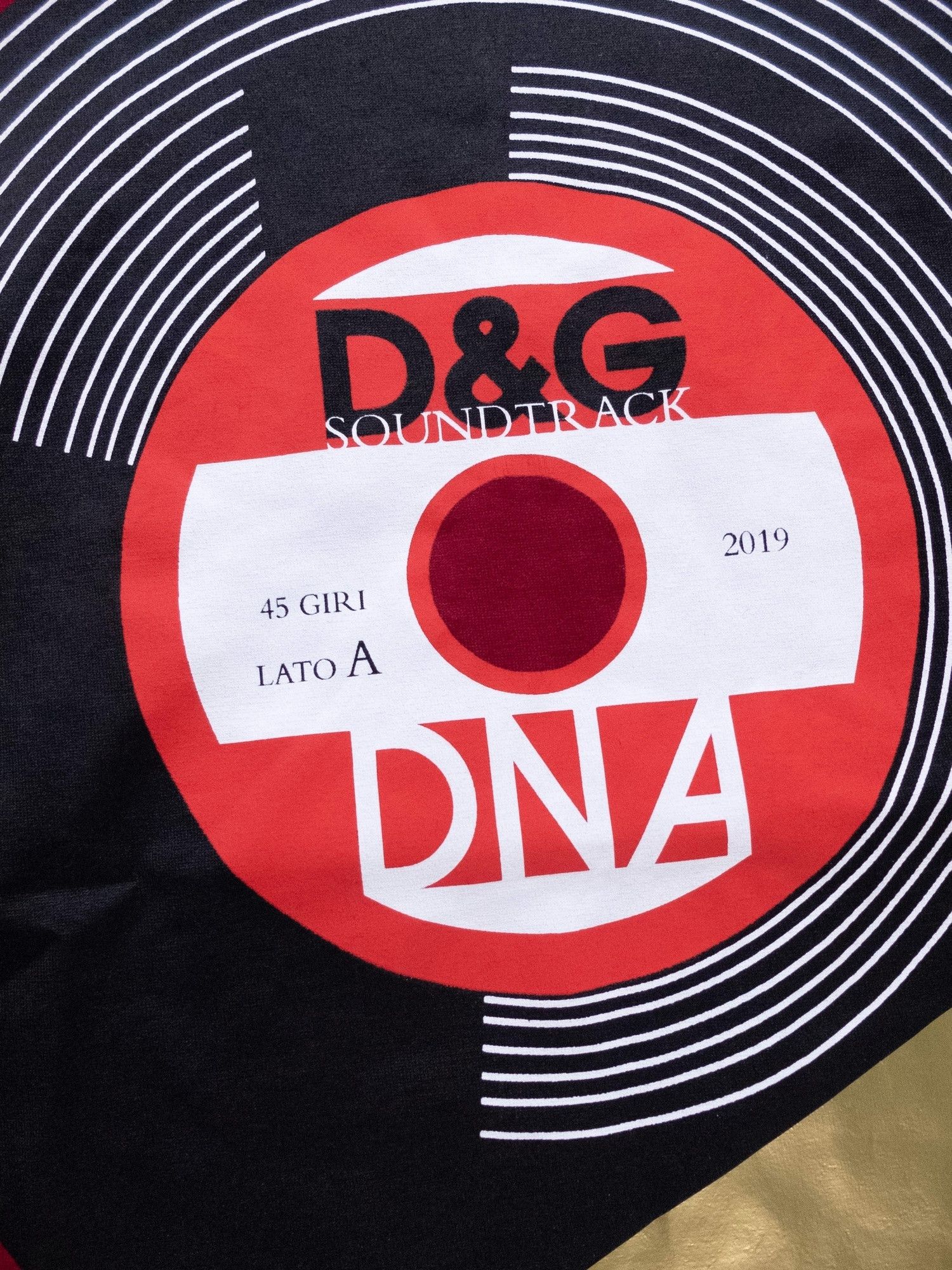 Dolce & Gabbana $620 DOLCE & GABBANA red record logo t-shirt Small / 46 EU Size US S / EU 44-46 / 1 - 7 Thumbnail