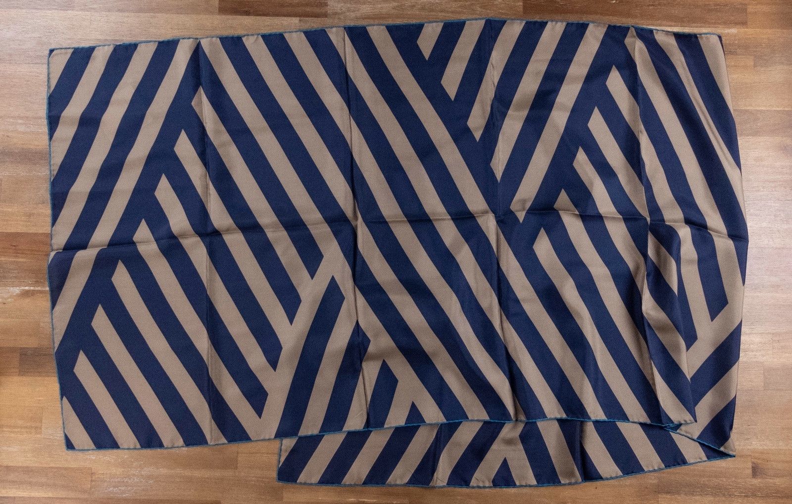 Salvatore Ferragamo SALVATORE FERRAGAMO large rectangle silk scarf - NWT Size ONE SIZE - 2 Thumbnail