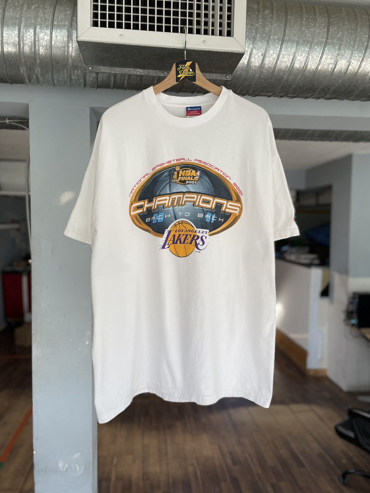 Vintage '01 LOS ANGELES LAKERS NBA Back to Back Champs T-Shirt YL – XL3  VINTAGE CLOTHING