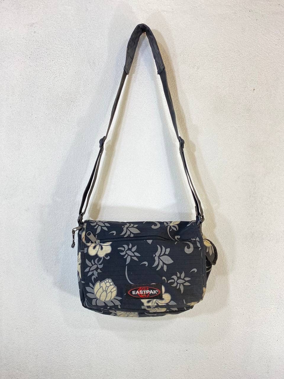 Eastpak × Vintage Vintage eastpak sling bag floral design Size ONE SIZE - 1 Thumbnail