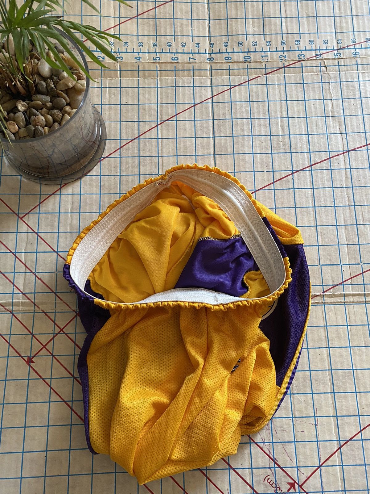 Champion × NBA × Vintage Vintage Champion LA Lakers Basketball Shorts Fits 32-33 Size US 32 / EU 48 - 6 Thumbnail
