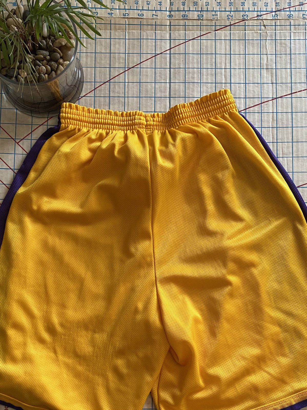 Champion × NBA × Vintage Vintage Champion LA Lakers Basketball Shorts Fits 32-33 Size US 32 / EU 48 - 11 Thumbnail