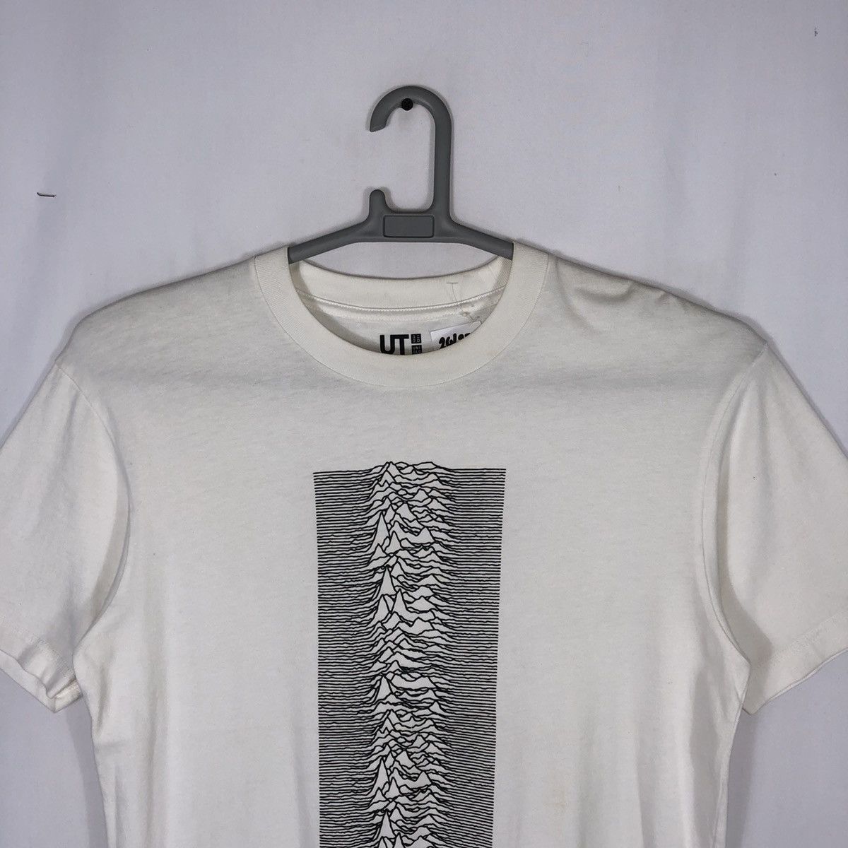 Band Tees × Joy Division × Uniqlo Joy Divison Unknown Pleasures Art By Peter Saville Tee Size US M / EU 48-50 / 2 - 2 Thumbnail